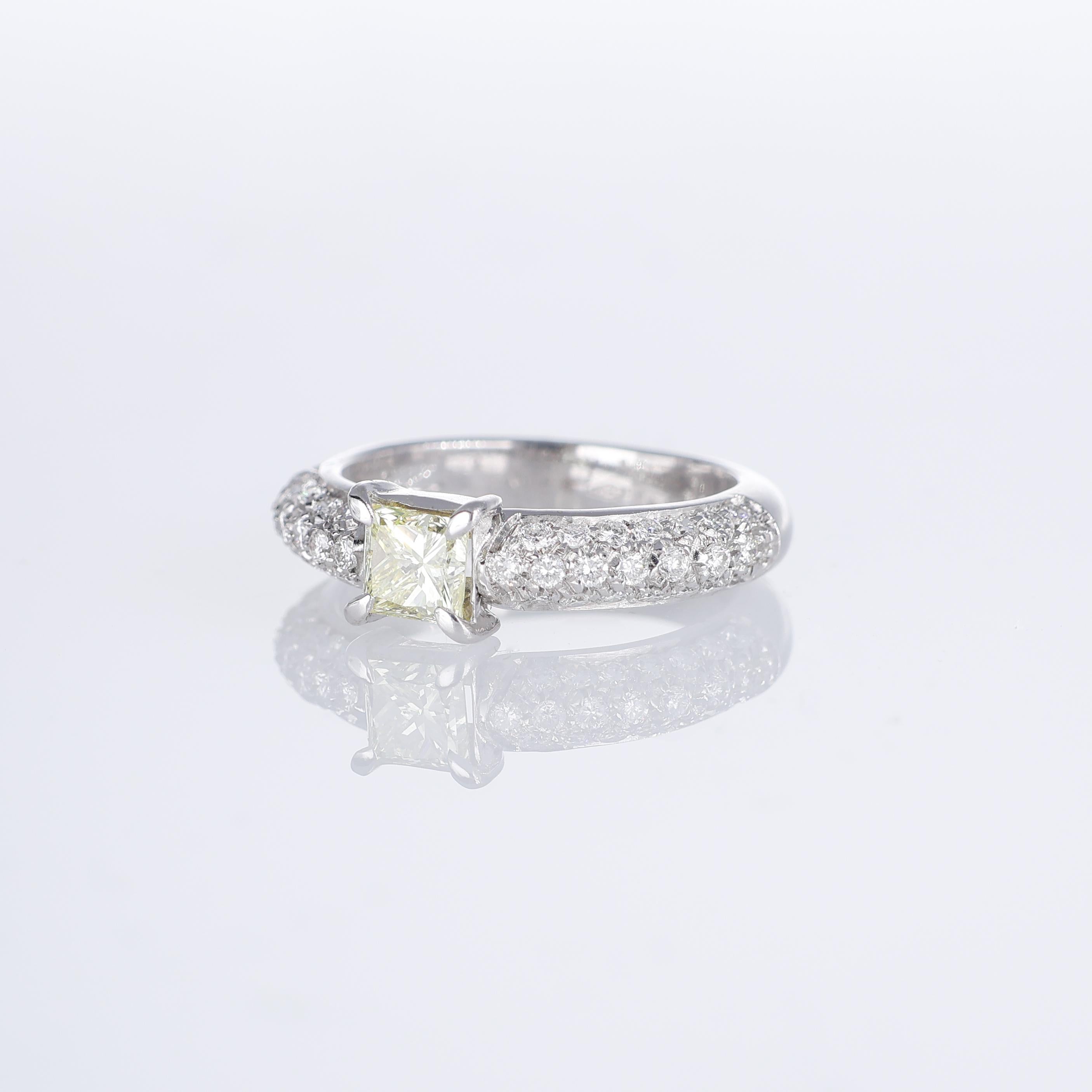 White Gold Ring with Fancy Yellow Princess Diamond and White Diamond Pavé In New Condition For Sale In Bergamo, BG