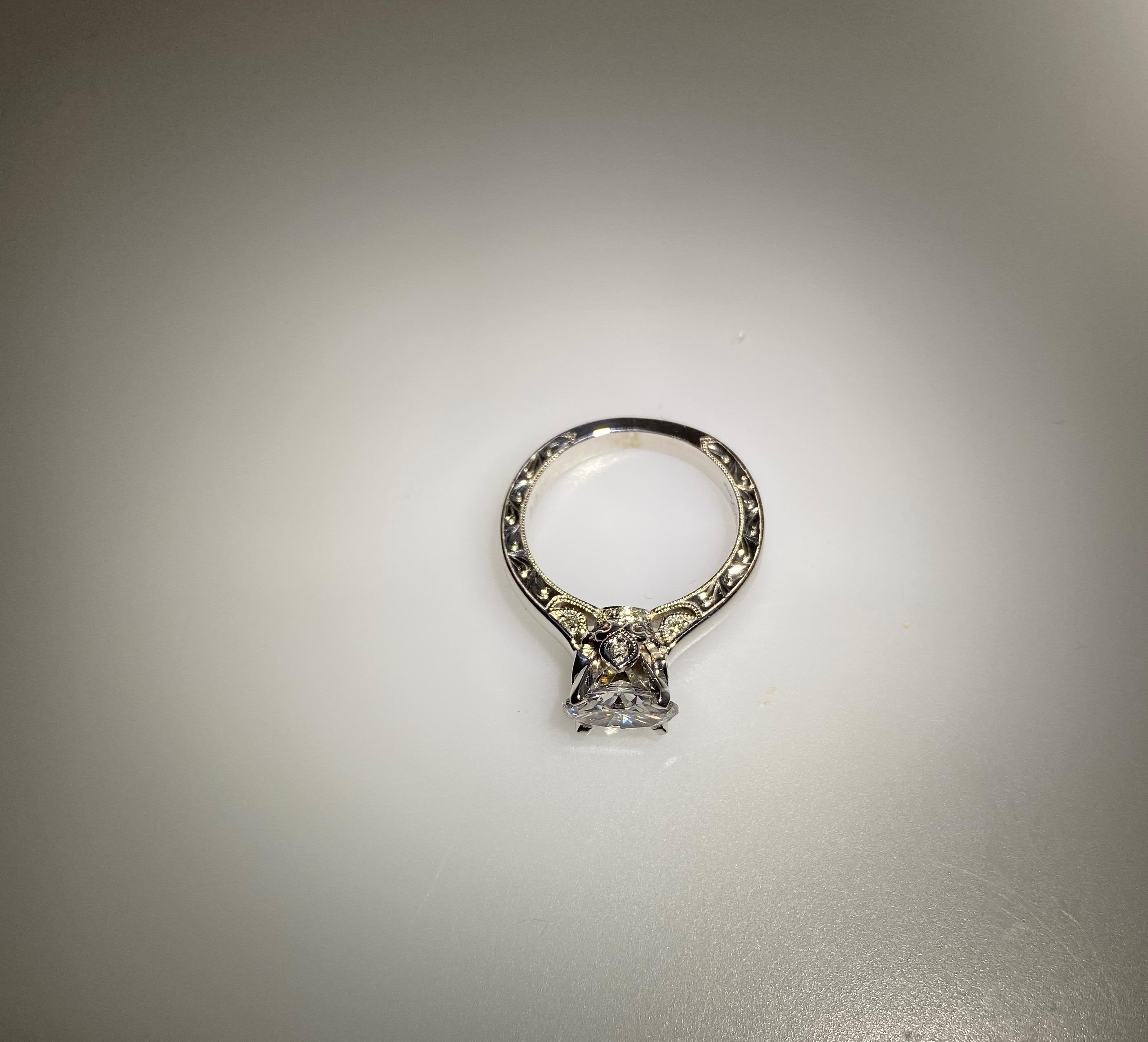 White Gold Ring with GIA Certified 1.04 Carat Oval Diamond In New Condition For Sale In New York, NY