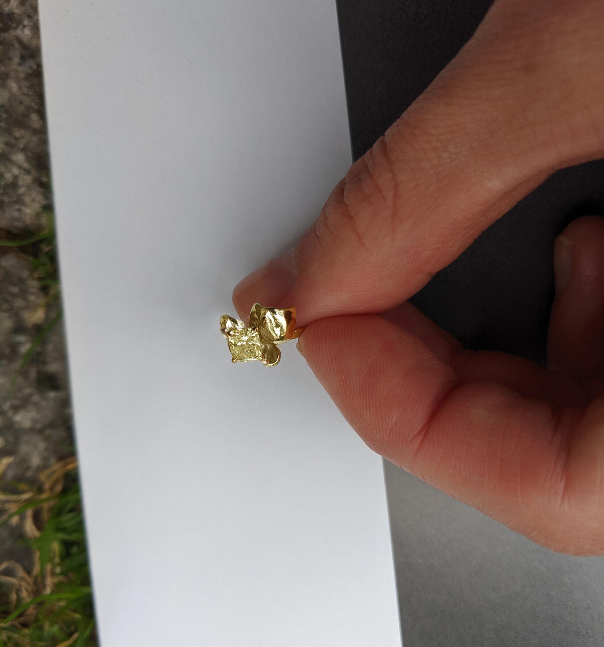 Bague en or blanc avec diamant jaune clair fantaisie de un carat certifié GIA en vente 10