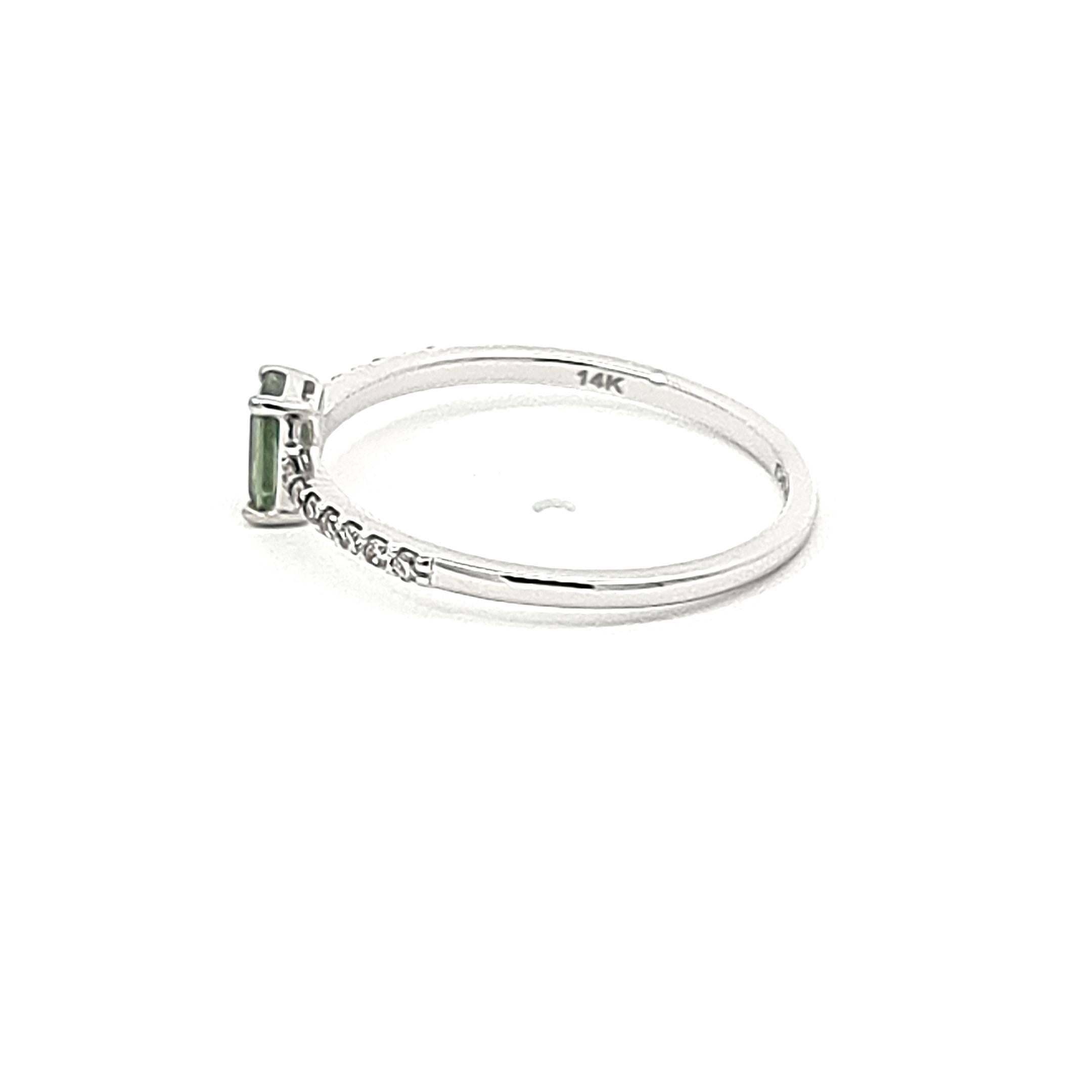 Lassen Sie sich von unserem Ring aus 14-karätigem Weißgold verzaubern, der Charme und Raffinesse in sich vereint. Im Mittelpunkt steht ein grüner Saphir im Smaragdschliff, ein üppiger Edelstein von 0,37 Karat, der eine natürliche Eleganz ausstrahlt.