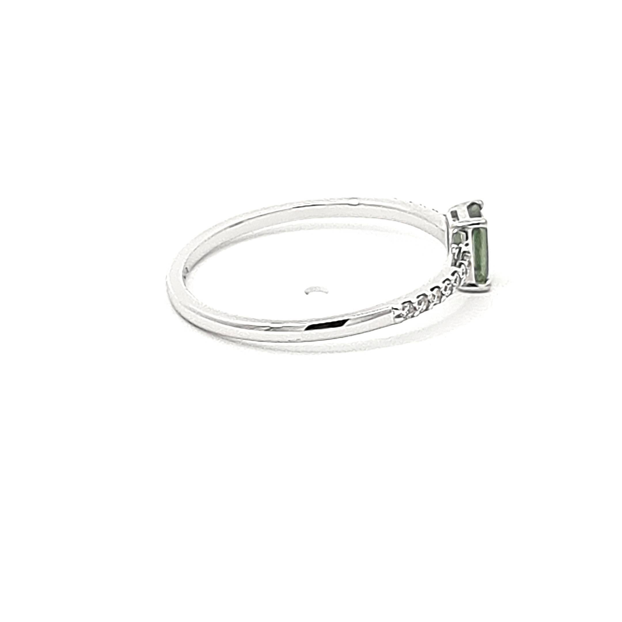 Ring aus Weißgold mit grünem achteckigen Saphir und weißen runden Diamanten in Weißgold im Zustand „Neu“ im Angebot in ประเวศ, TH