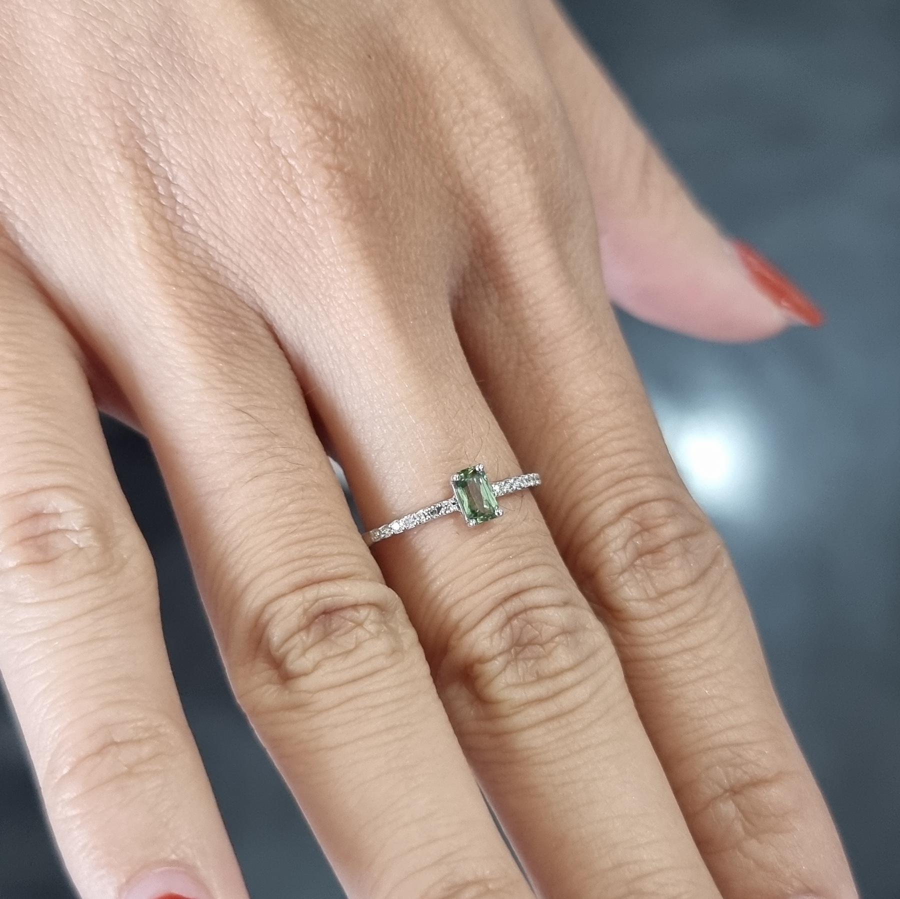 Ring aus Weißgold mit grünem achteckigen Saphir und weißen runden Diamanten in Weißgold Damen im Angebot