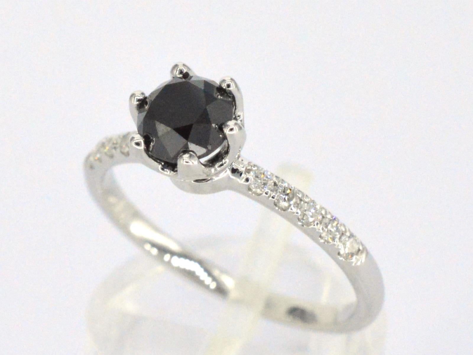 White Gold Ring with One Brilliant Cut Black Diamond and White Diamonds In New Condition For Sale In AMSTELVEEN, NH