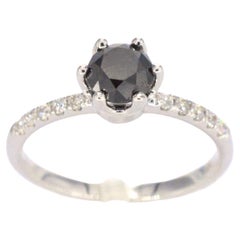 Bague en or blanc avec un diamant noir de taille brillant et des diamants blancs