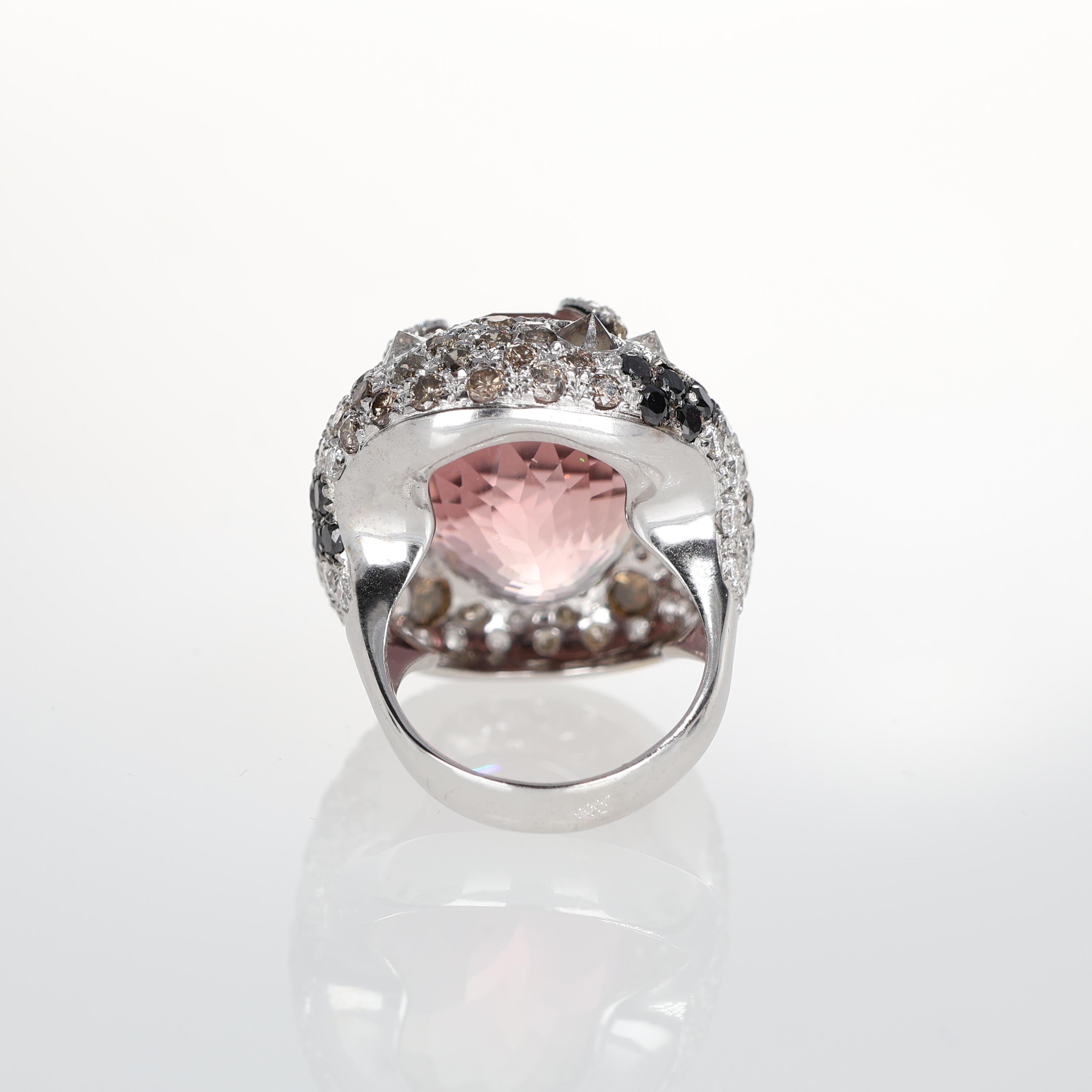 White Gold Ring with Oval-Cut Topaz and Diamond Pavé In New Condition For Sale In Bergamo, BG
