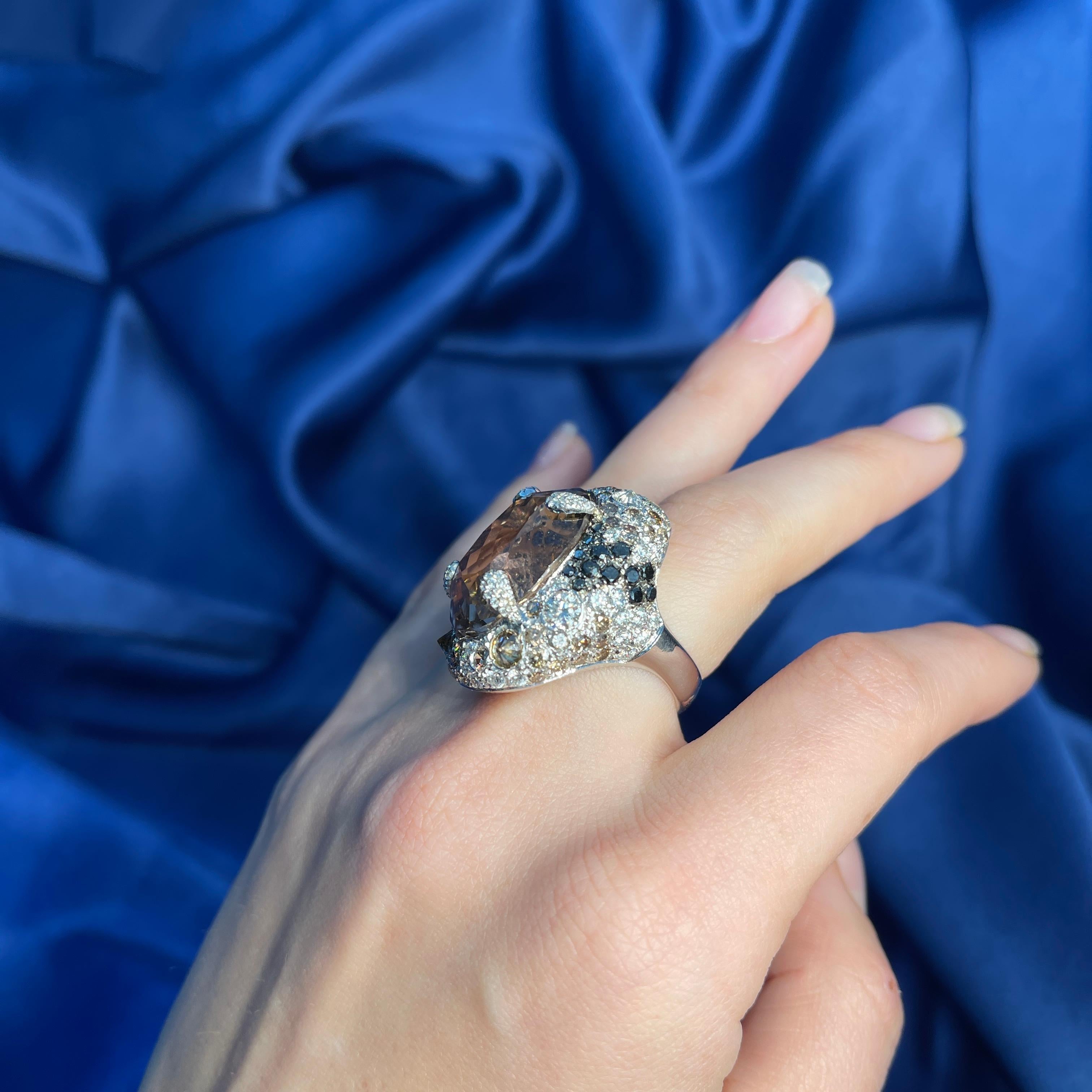 White Gold Ring with Oval-Cut Topaz and Diamond Pavé For Sale 2