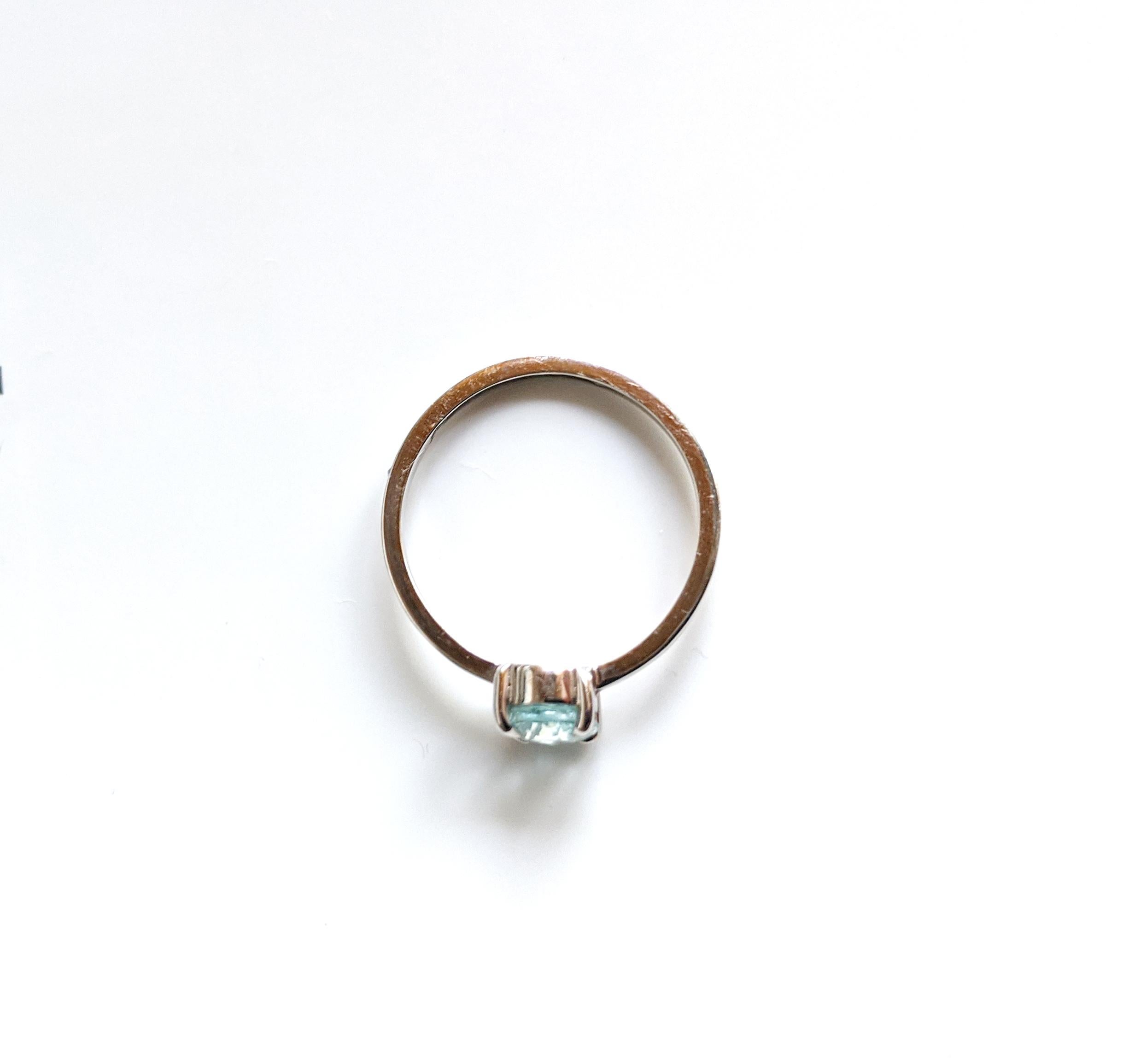 White Gold Engagement Ring with Oval Paraiba Tourmaline In New Condition For Sale In Berlin, DE