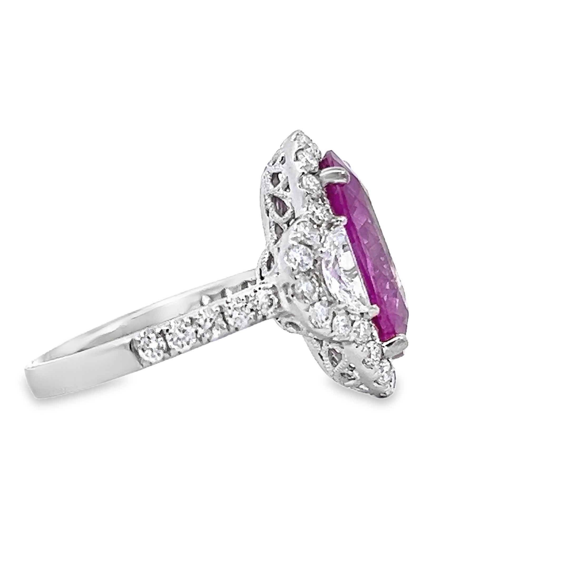 Ring aus Weißgold mit ovalem rosa Saphir und rundem Diamant-Halo im Brillantschliff Damen im Angebot