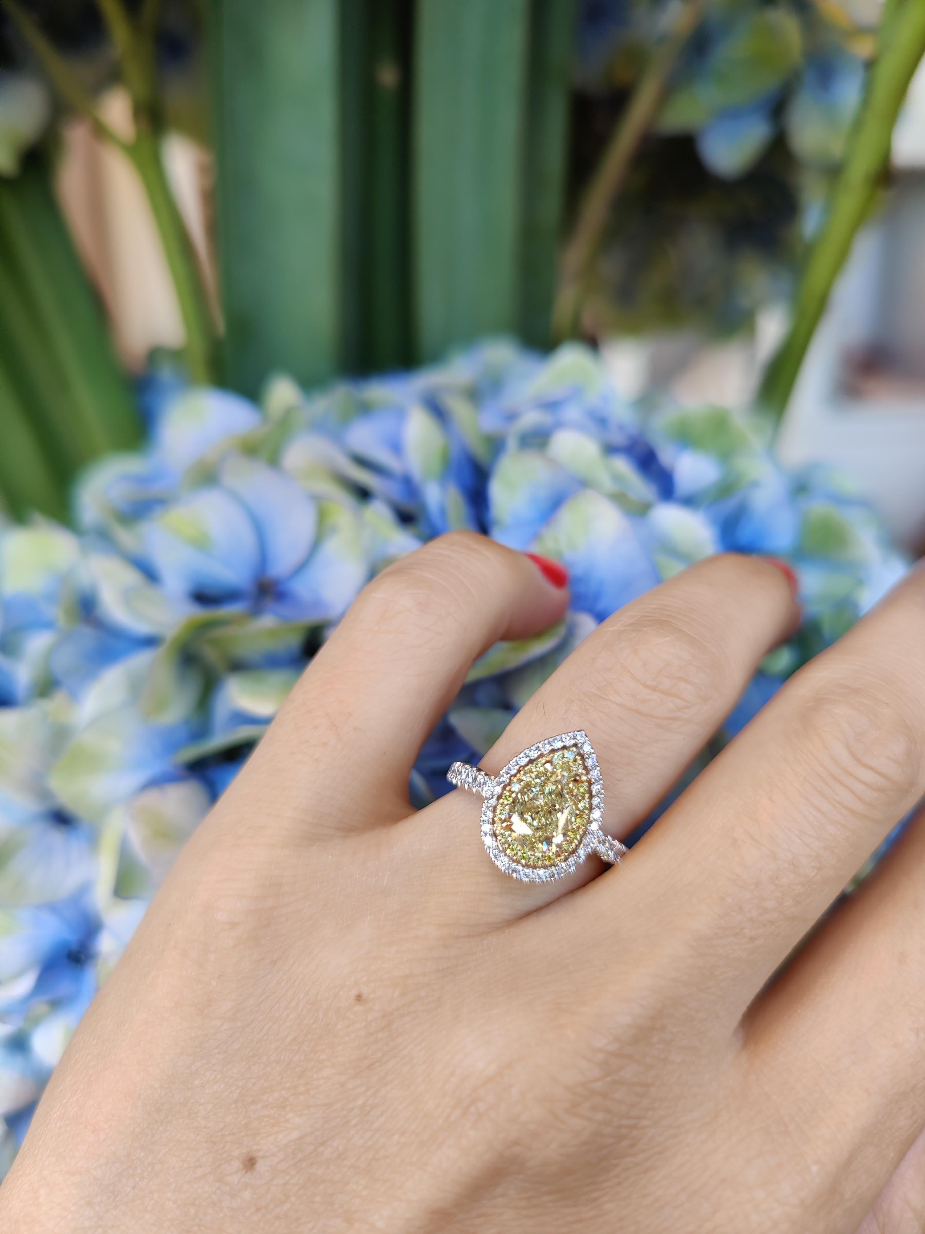 Pear Cut White gold ring with pear-cut yellow diamond For Sale