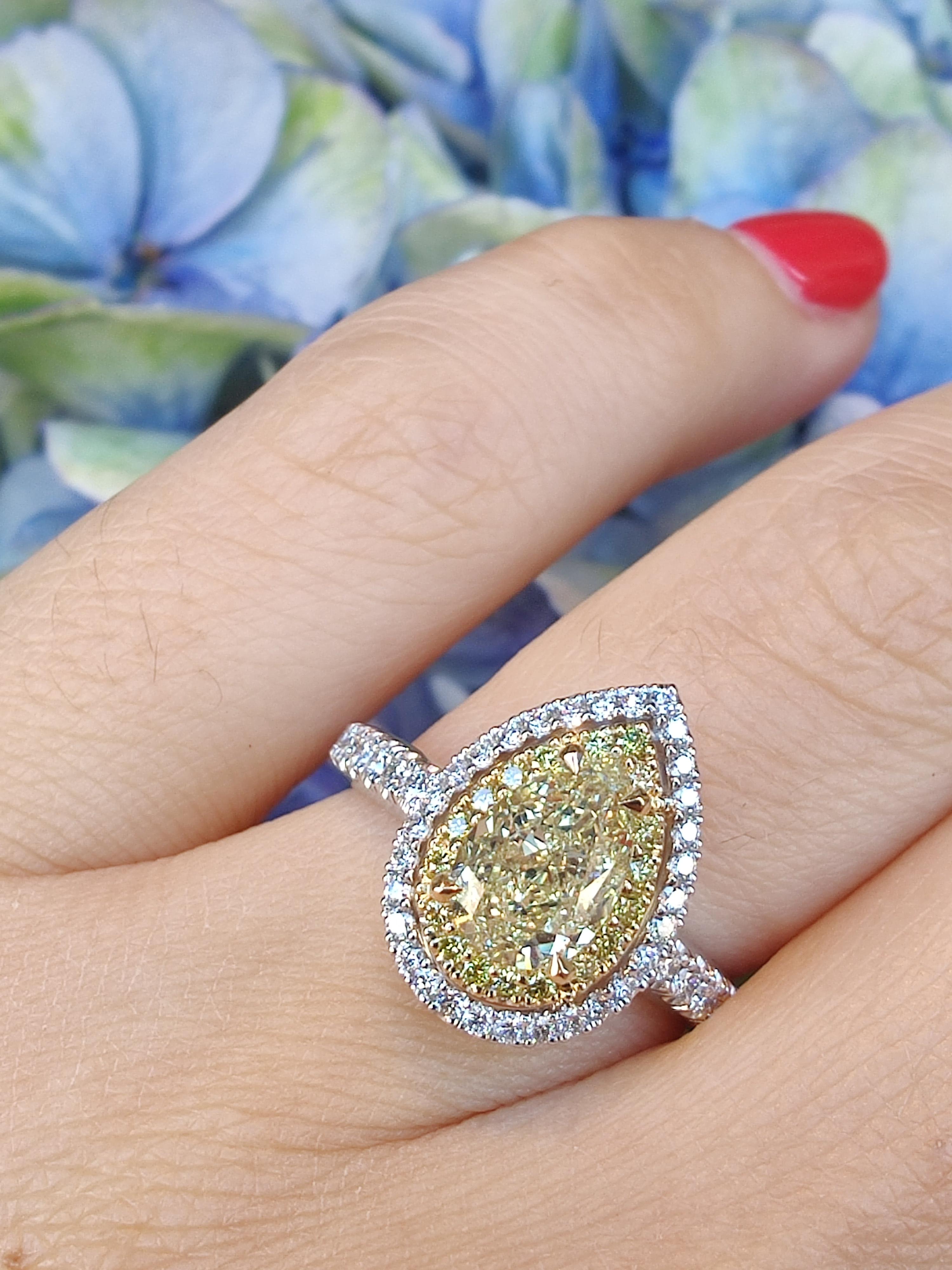 White gold ring with pear-cut yellow diamond In New Condition For Sale In Amsterdam, NL