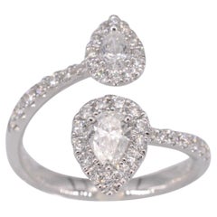 Anello in oro bianco con diamanti a forma di pera e brillante da 1,25 carati