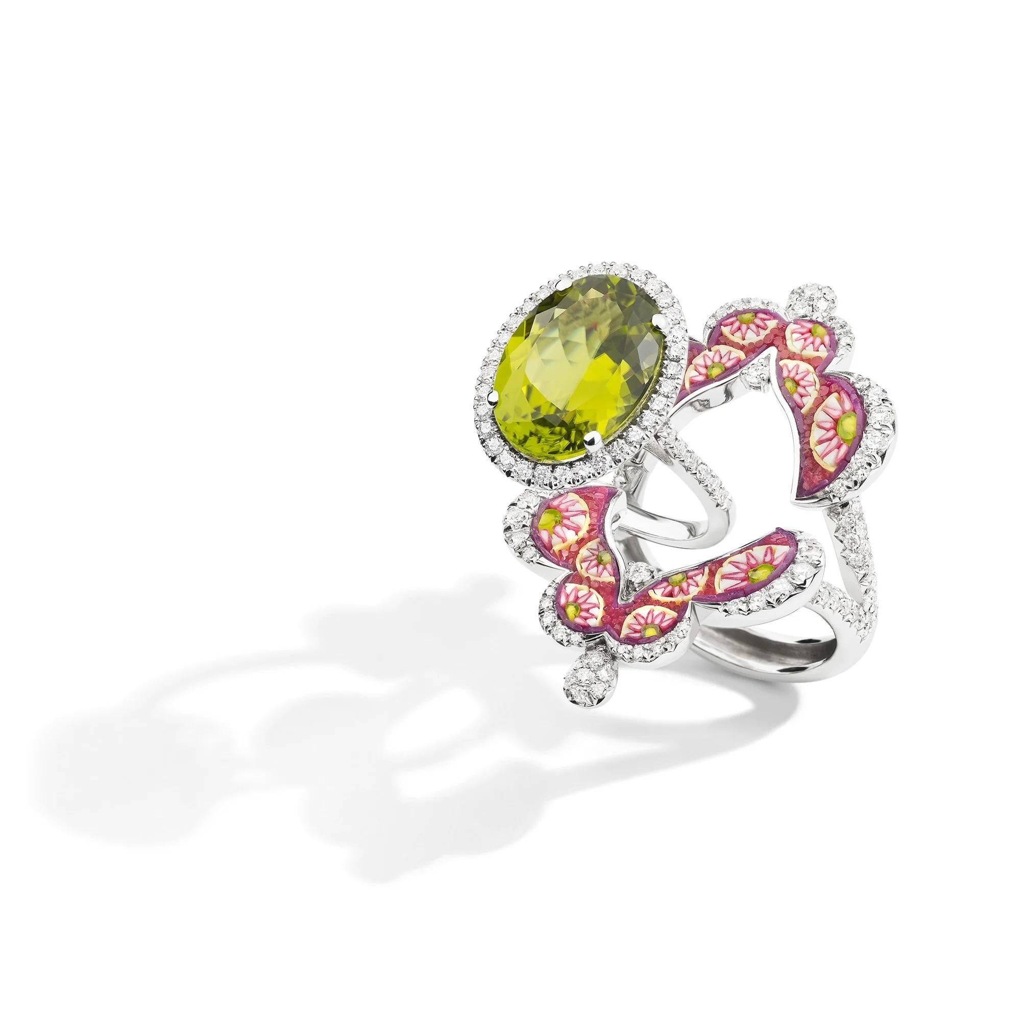 Tout comme la nature s'anime de verts, de roses et de violets vibrants, notre bague Daydream Lace en fait autant. 
La bague est délicatement entourée de diamants blancs formant sa belle forme de fleur.
 Des mosaïques roses disposées de manière
