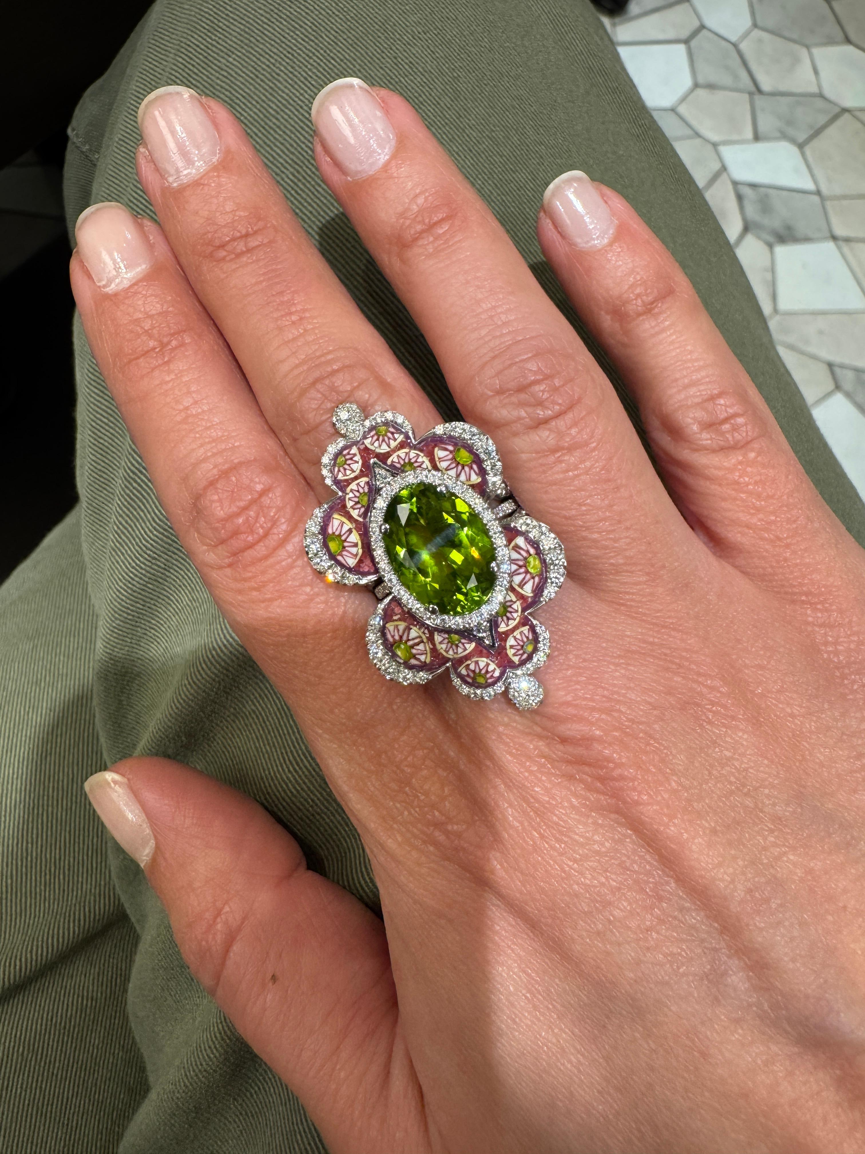 Taille ovale Bague en or blanc avec péridot, diamants blancs et micromosaïque en vente