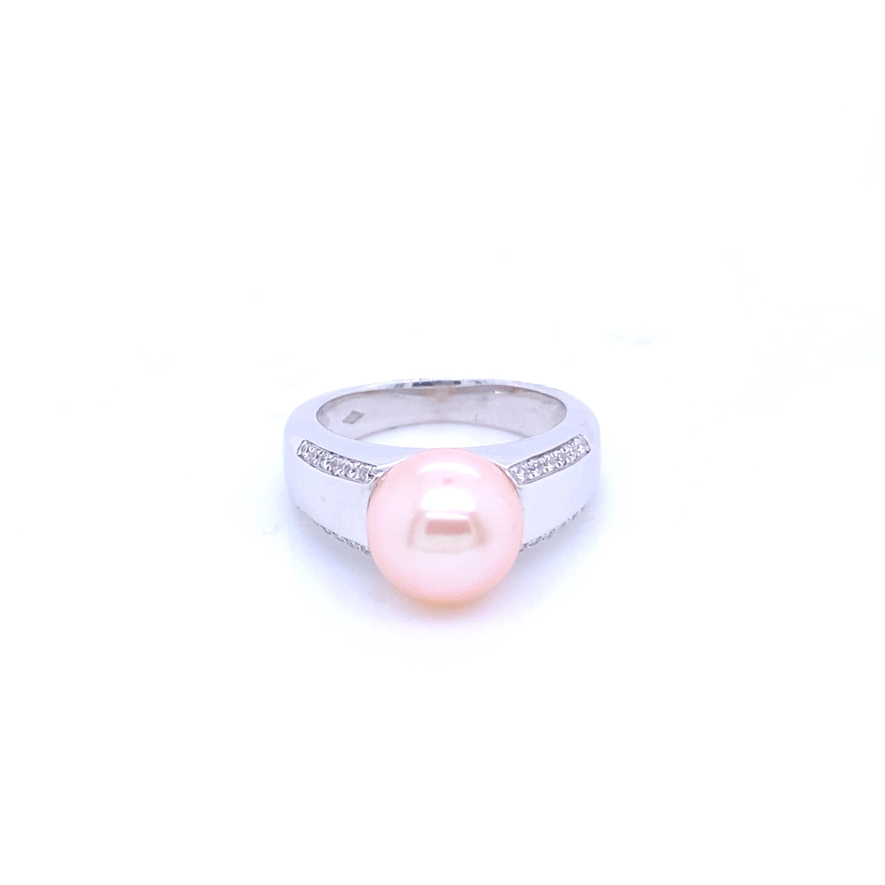 White Gold Ring with Pink Pearl and Diamonds
French Collection by Mesure et Art du Temps. 

Ring in 18 Carat white gold surmounted by a 9.5/10 pink pearl accompanied by 24 brilliant-cut diamonds, the diamonds weigh 0.16 grams. The weight of the ring
