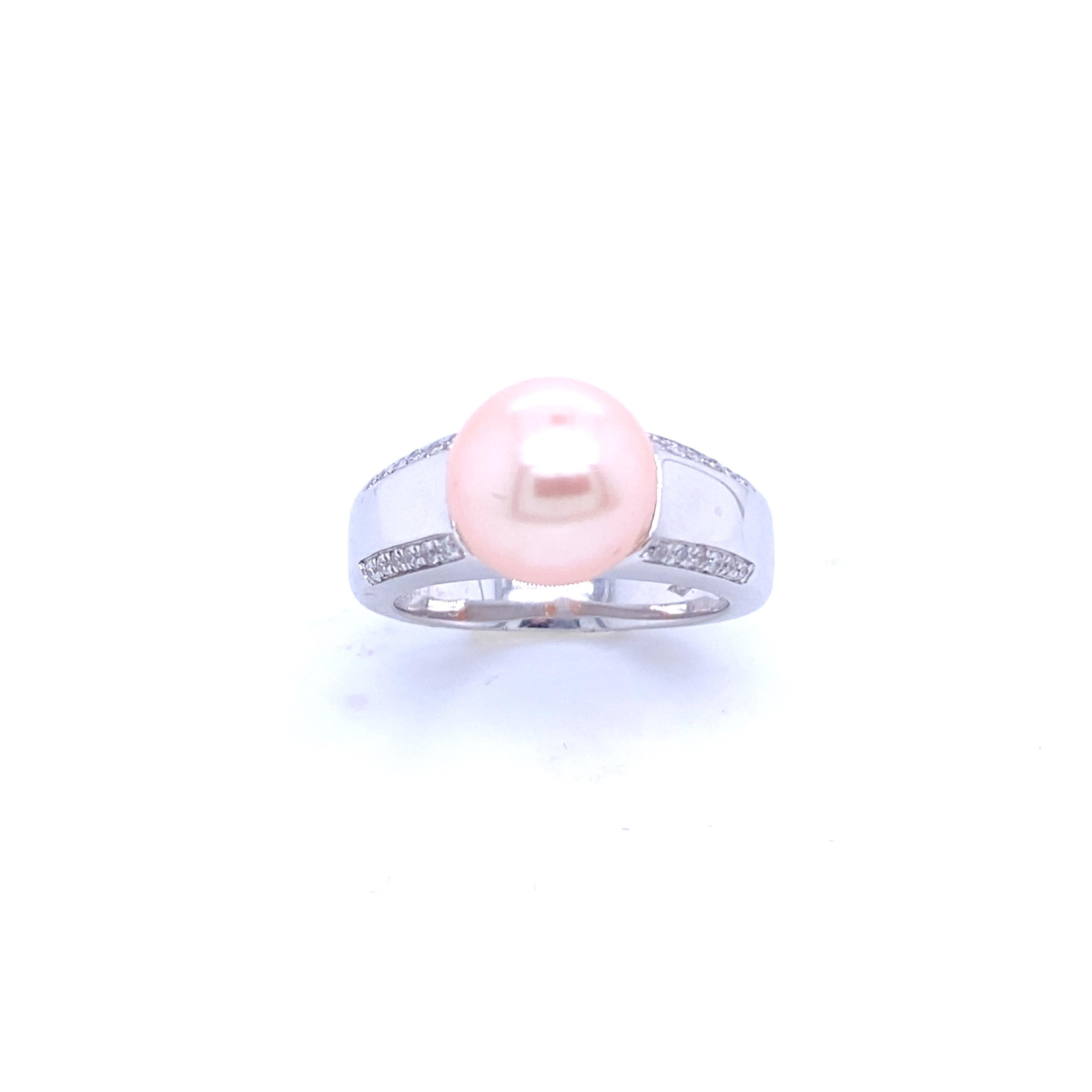 Modern White Gold Ring with Pink Pearl and Diamonds For Sale