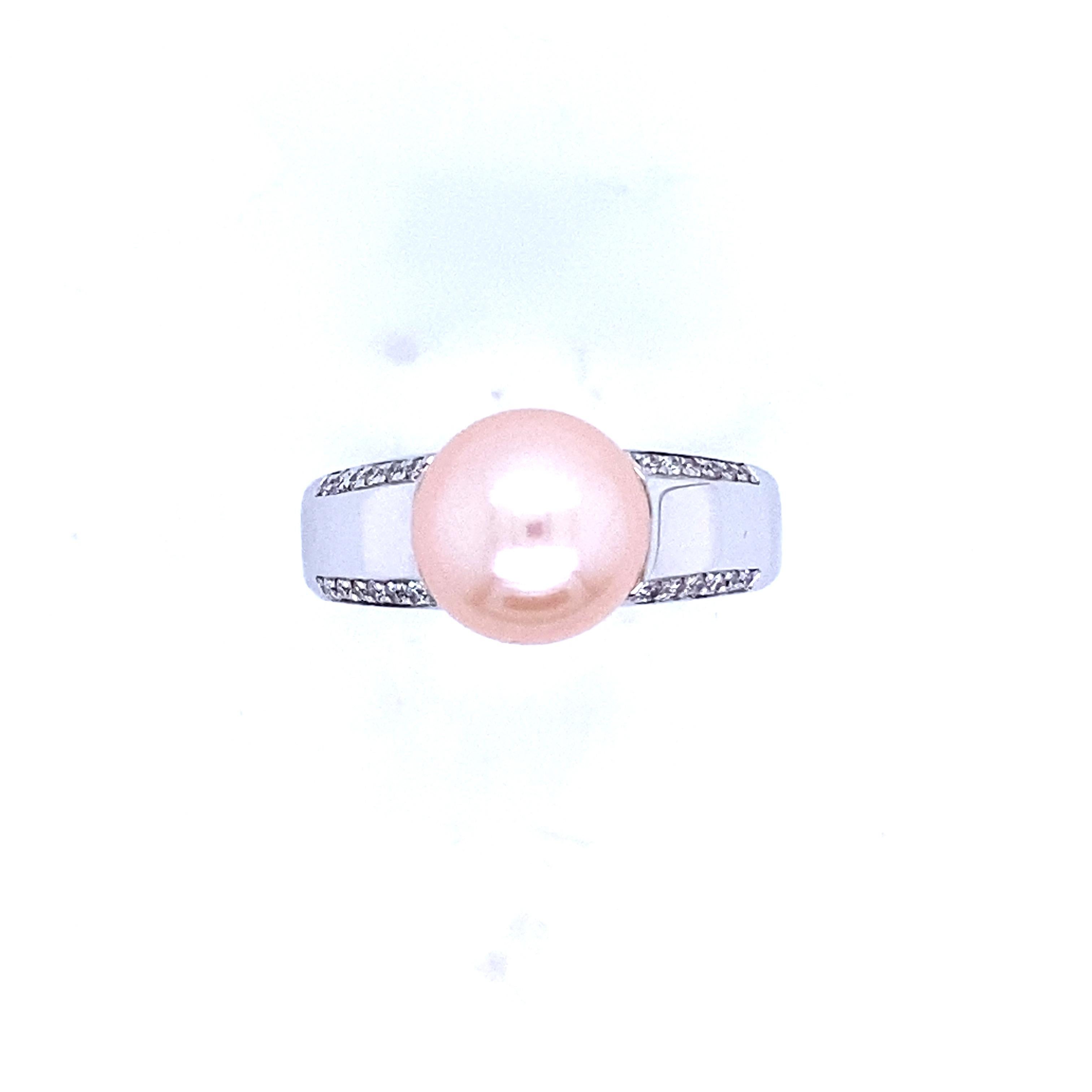 White Gold Ring with Pink Pearl and Diamonds In New Condition For Sale In Vannes, FR