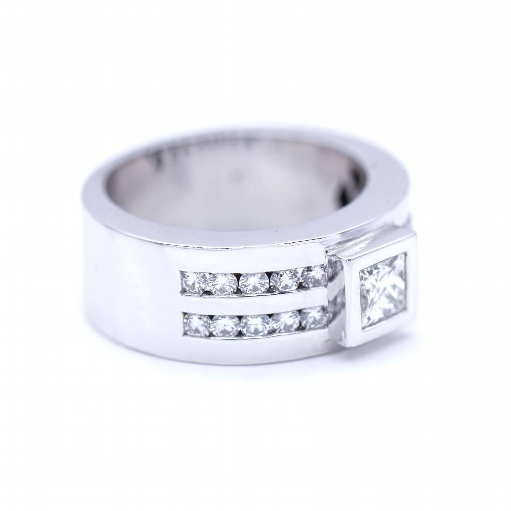 Anello da donna in oro bianco: 1 diamante taglio princesse del peso di 0,55 carati di qualità G/VS e 20 diamanti del peso di 0,63 carati di qualità G/VS : Misura 15 : Oro bianco 18 carati : 17,06 grammi. Misure: Larghezza massima 8,4 mm! Prodotto