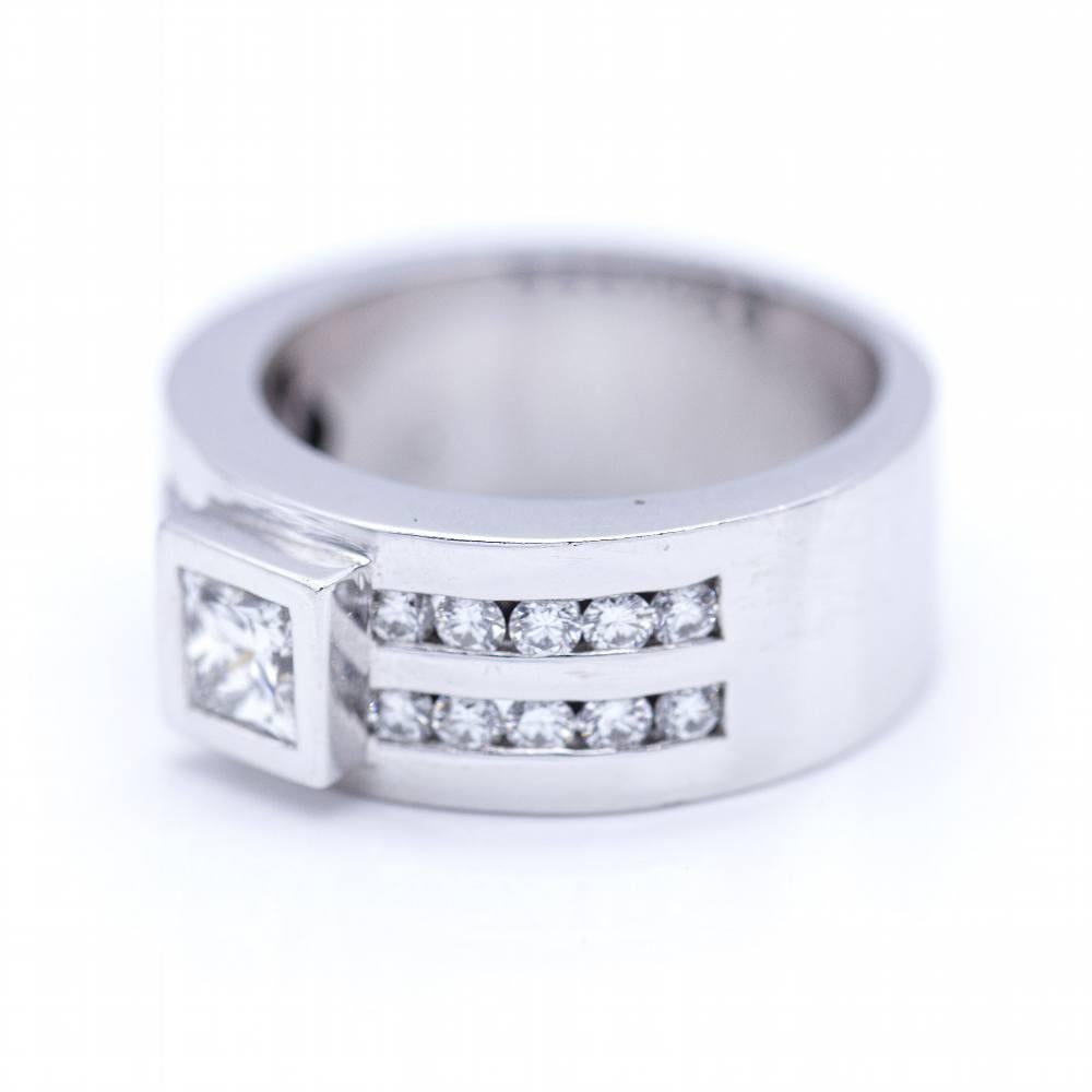 Women's White gold ring with princess diamond. For Sale