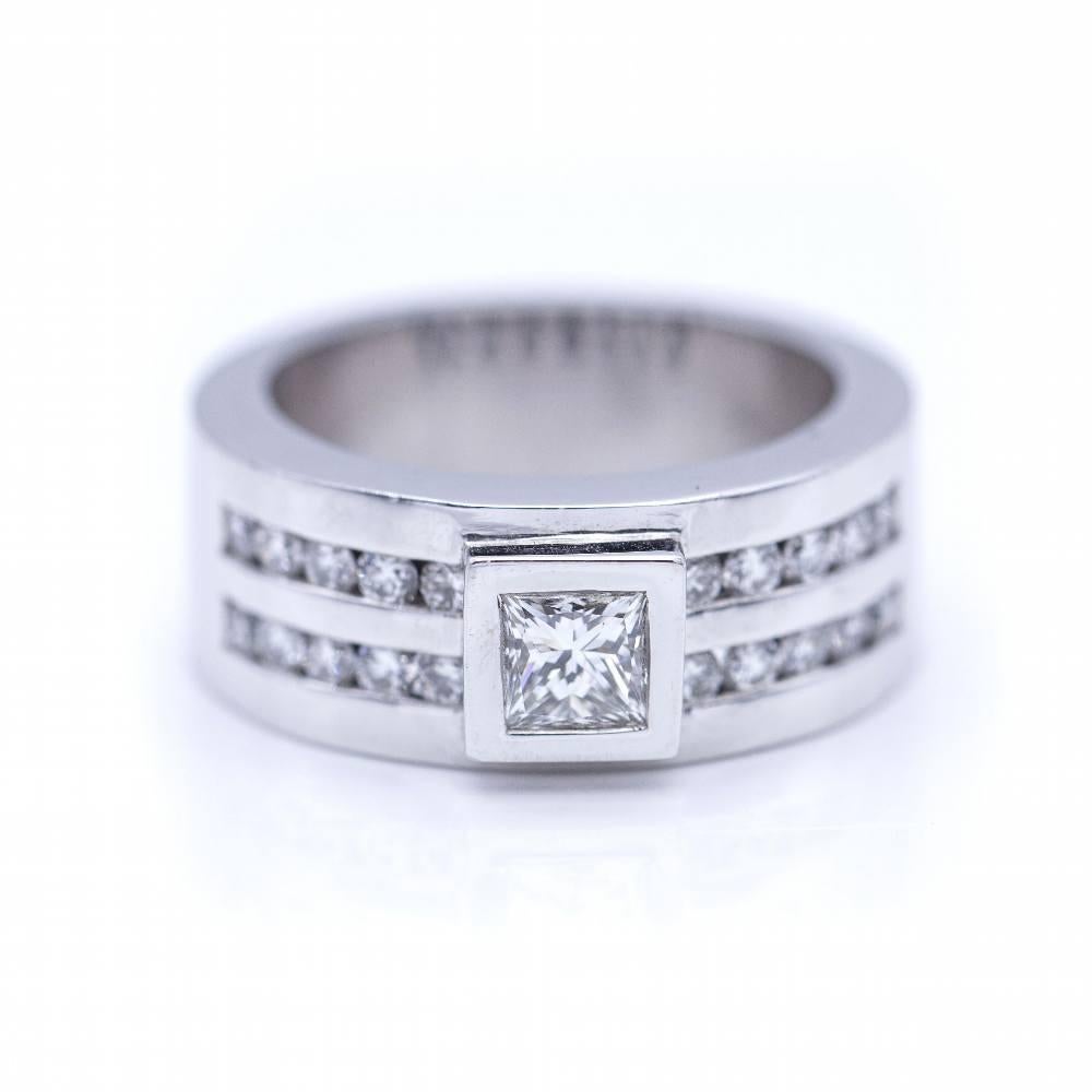 Anello in oro bianco con diamante princess. in vendita 2
