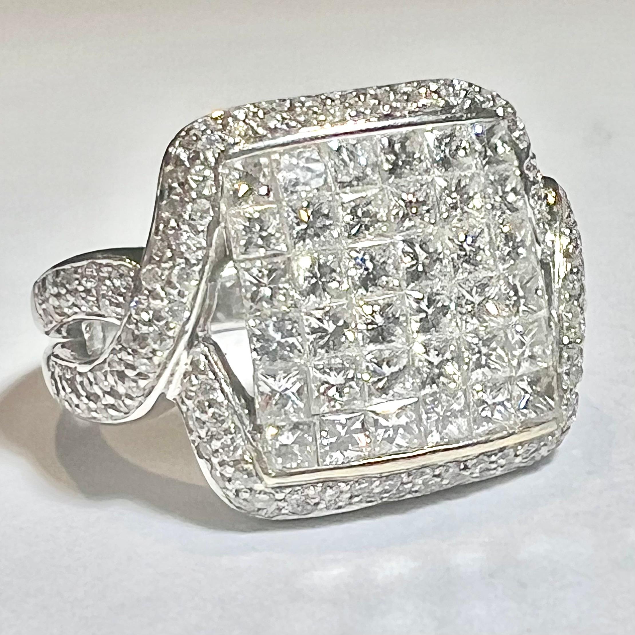 hermoso engaste en este anillo de oro blanco de 18 quilates,
engastada con 36 diamantes talla princesa, pavimentada con diamantes talla redonda.
Las princesas están ambientadas en el espíritu del escenario misterioso:
Sin garra entre cada diamante