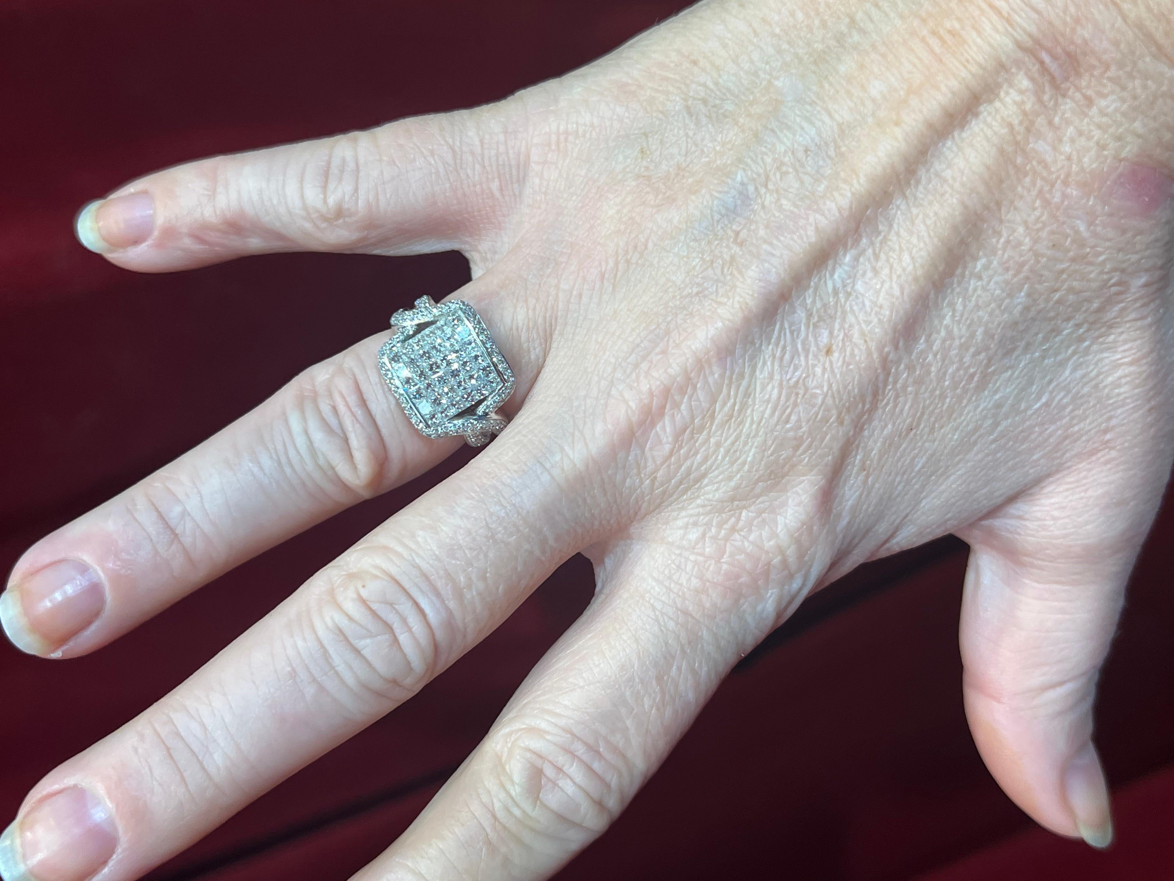 Anillo De Oro Blanco Con Diamantes Princesa Y Pavé De Diamantes Art Decó en venta