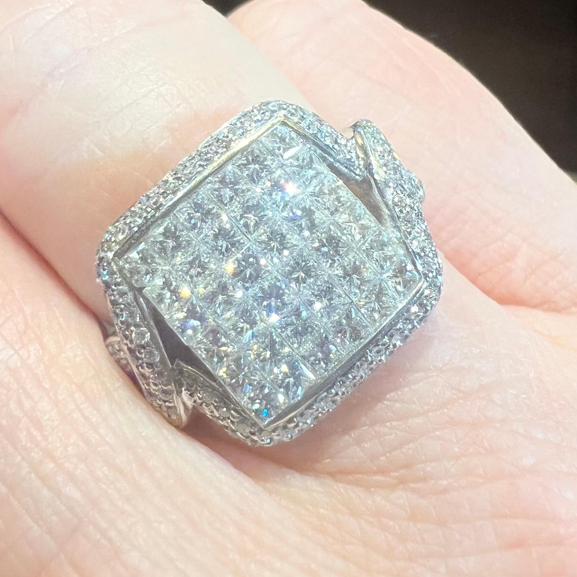 Anillo De Oro Blanco Con Diamantes Princesa Y Pavé De Diamantes Corte princesa en venta
