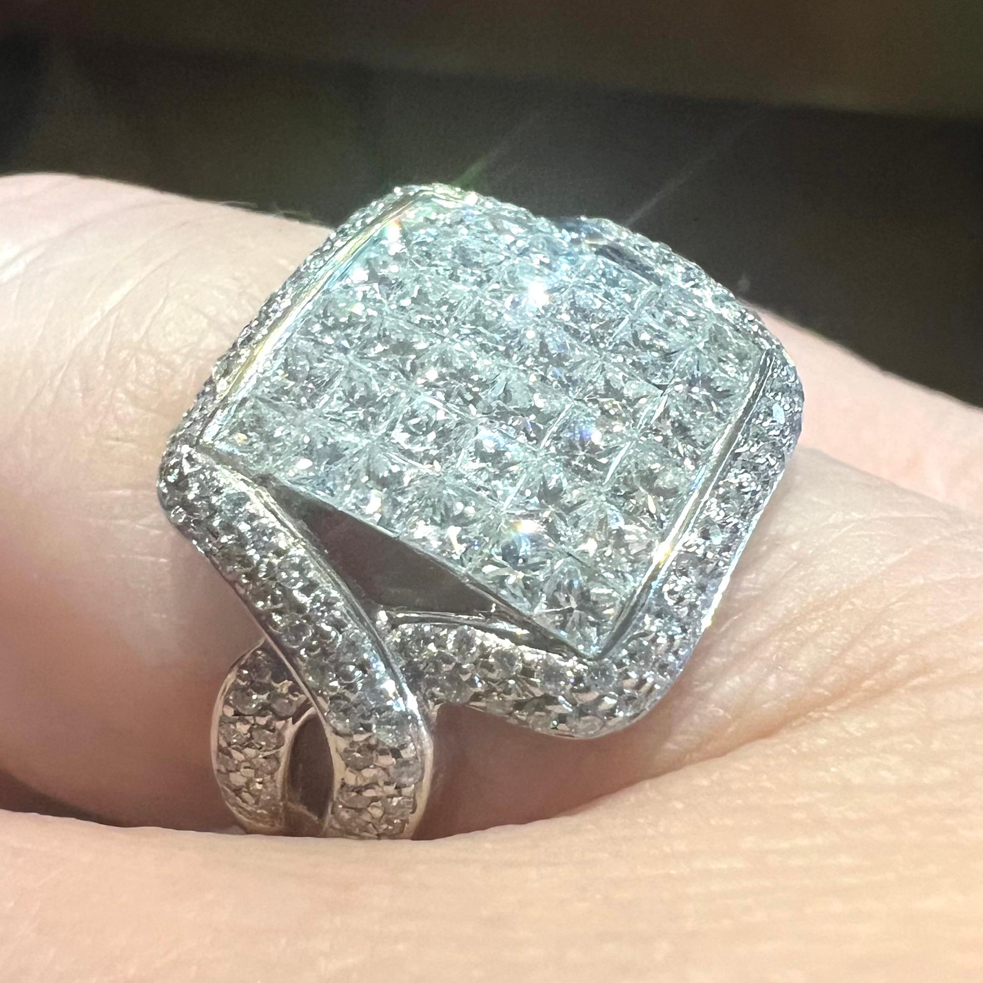 Anillo De Oro Blanco Con Diamantes Princesa Y Pavé De Diamantes en venta 1