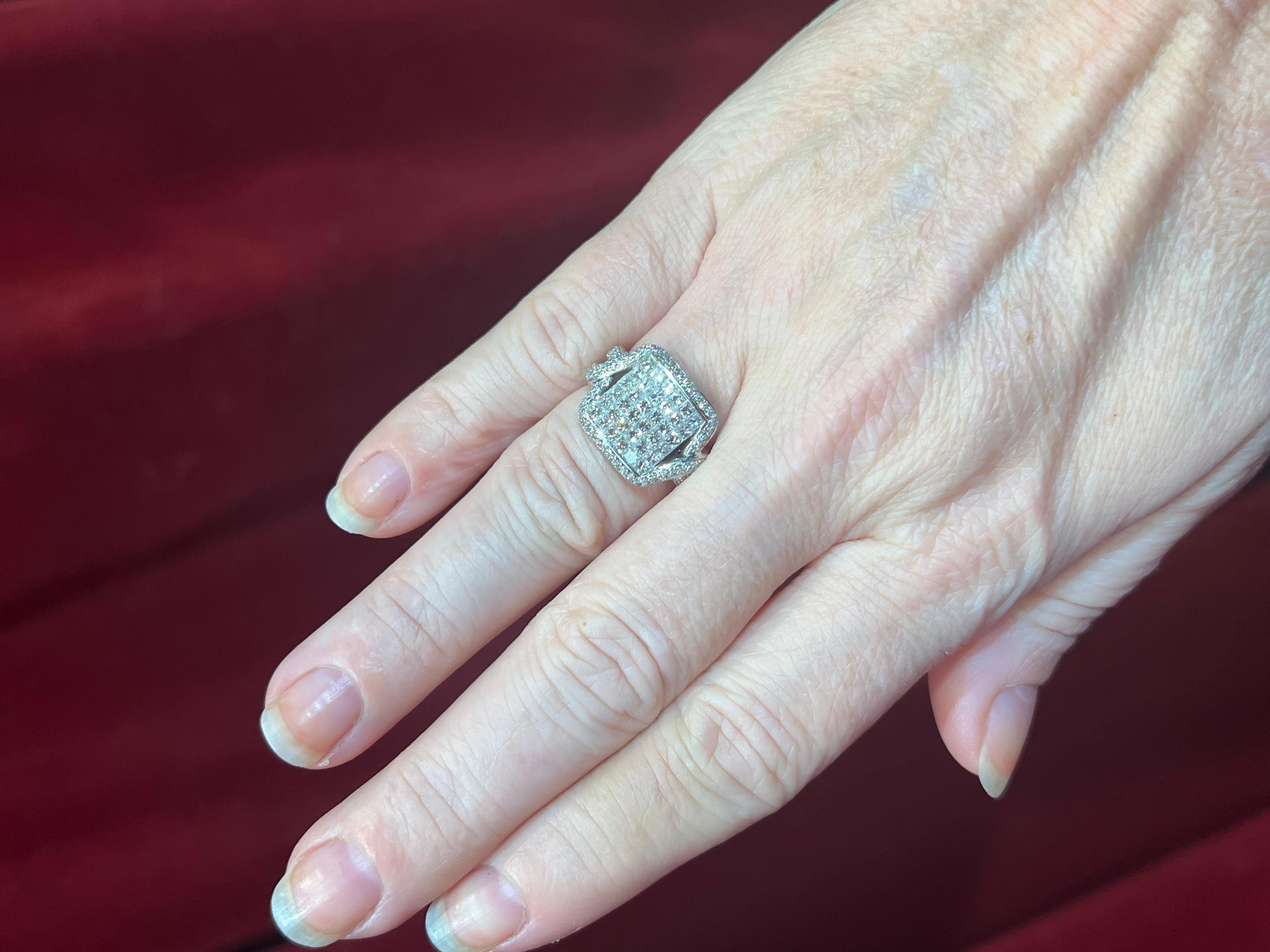 Anillo De Oro Blanco Con Diamantes Princesa Y Pavé De Diamantes en venta 2