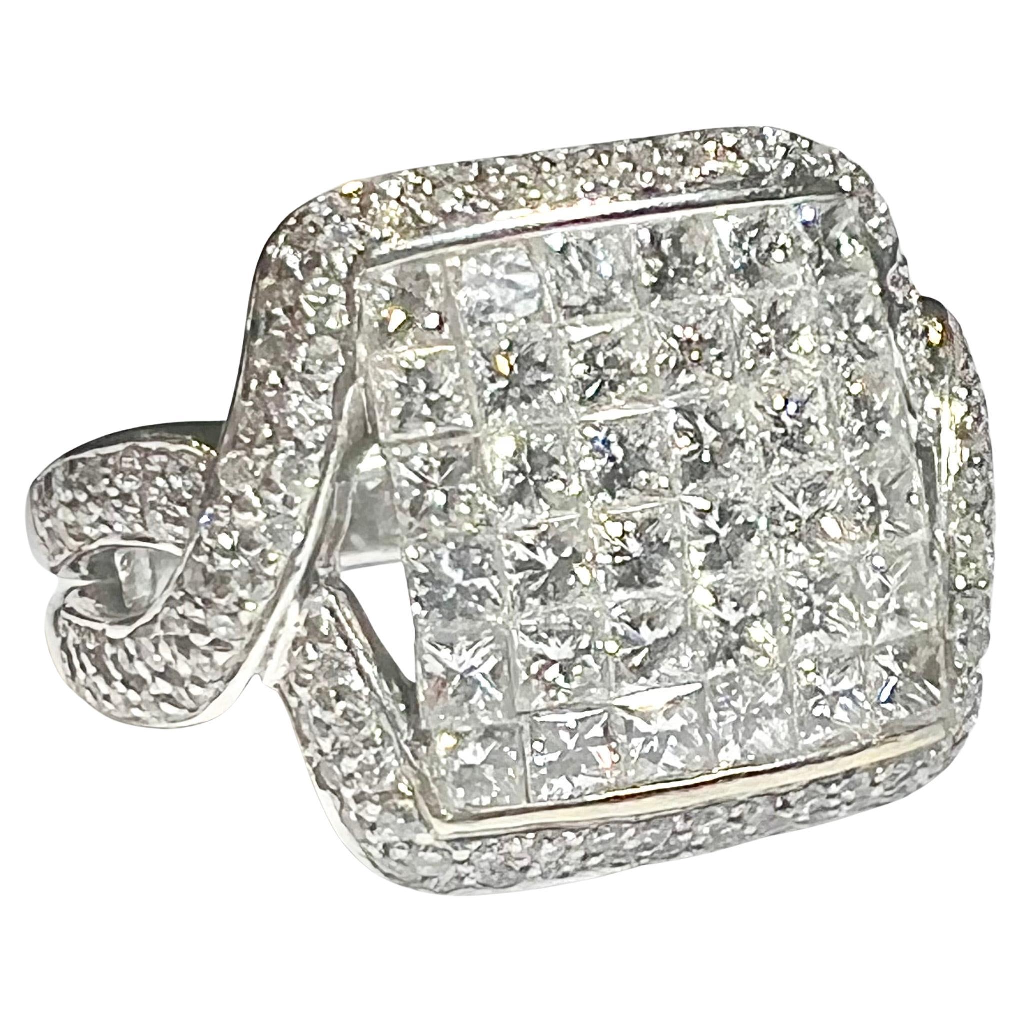 Anello in oro bianco con diamanti Princess e pavé di diamanti