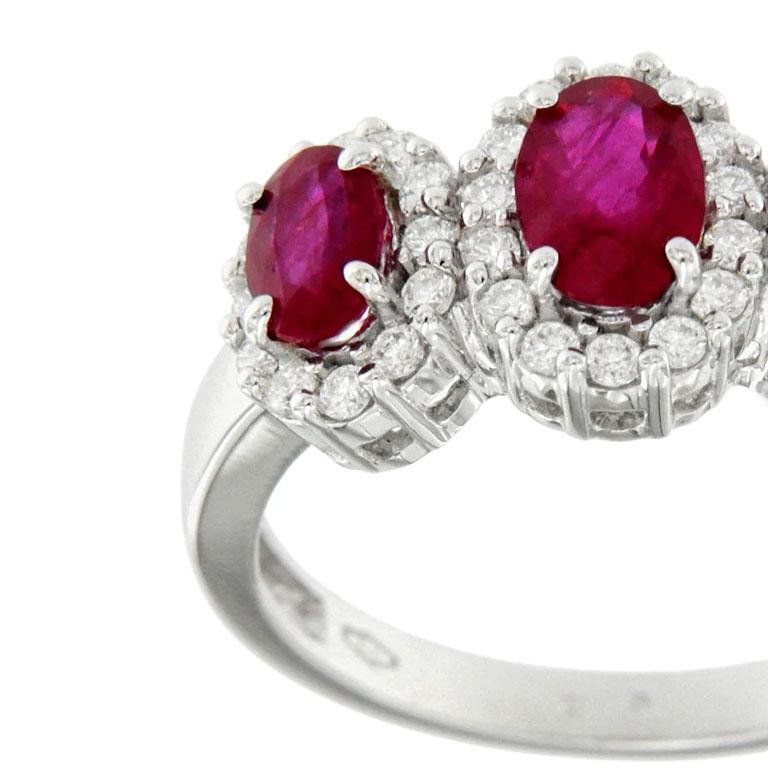 18ct white gold ring with rubies and diamonds .
White gold ring with
3 rubies and diamonds.
Rubies ct.1.35 and diamonds ct.0.38 color G purity SI

Bon ton is the collection of contemporary classic jewelry with diamonds and natural gemstones that
