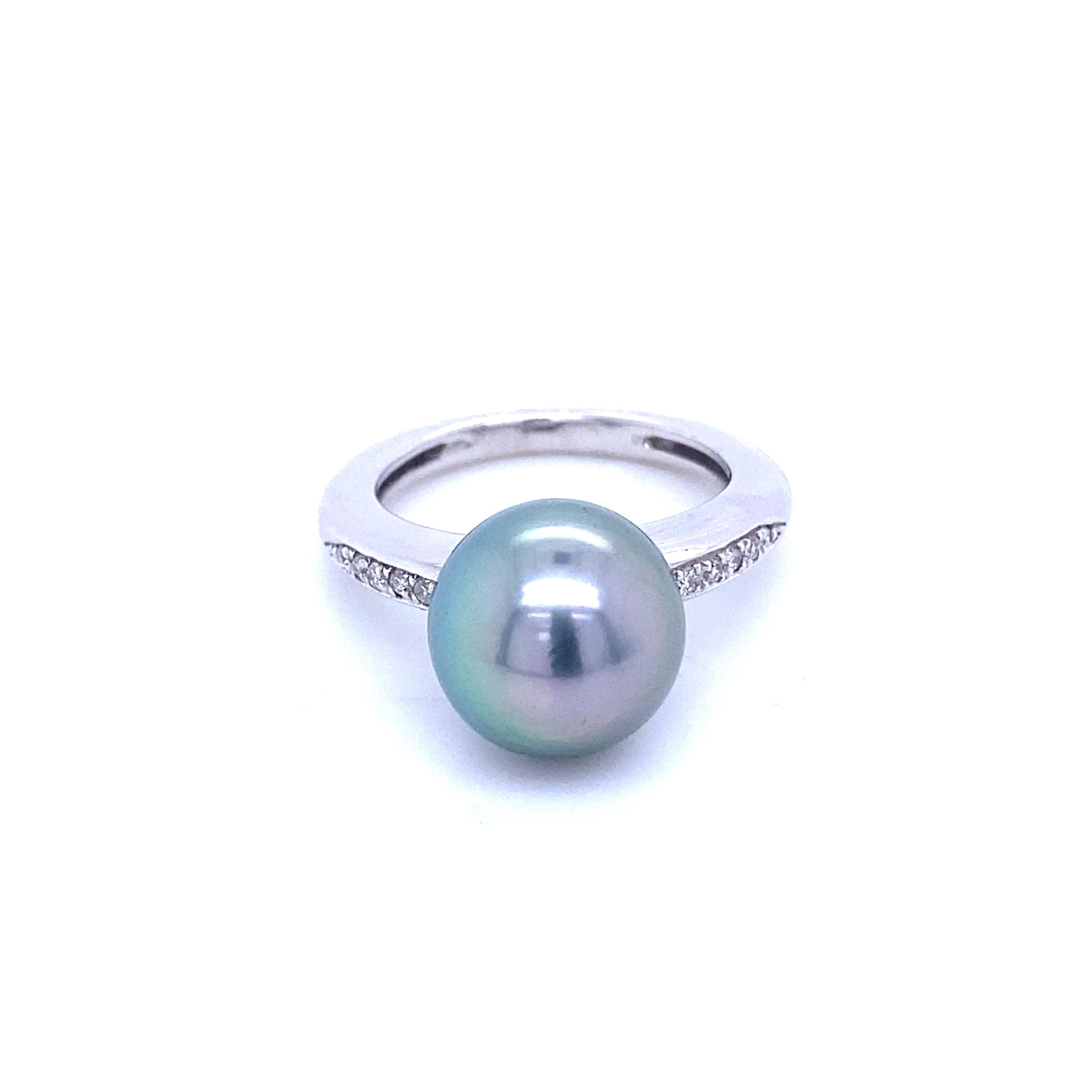 Discover this superb 18-carat white gold ring from the French collection Mesure et Art du Temps, adorned with a Tahitian pearl and diamonds. This ring is a true masterpiece of beauty and elegance, symbolizing perfection and love.

The white gold