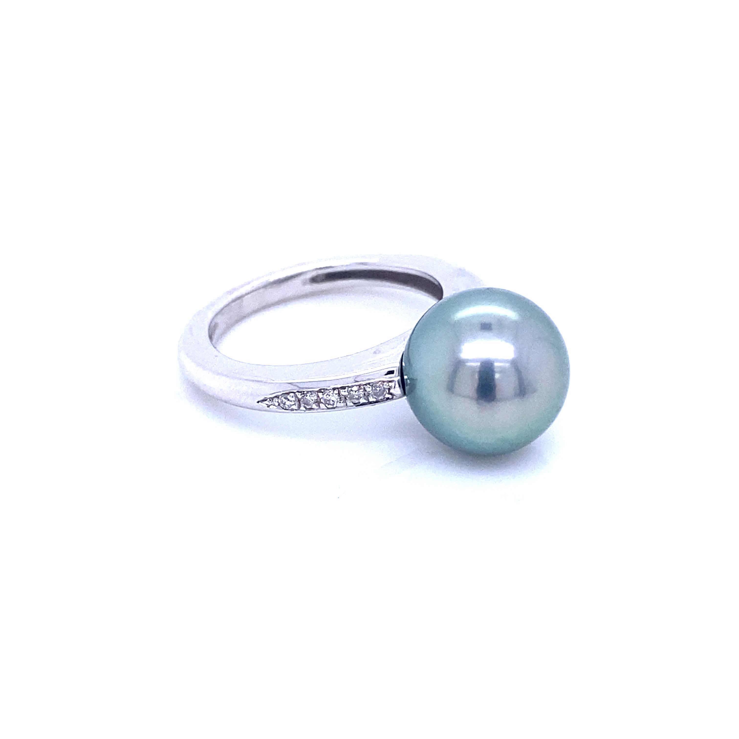 Single Cut White Gold Ring with Tahiti Pearl and Diamonds For Sale