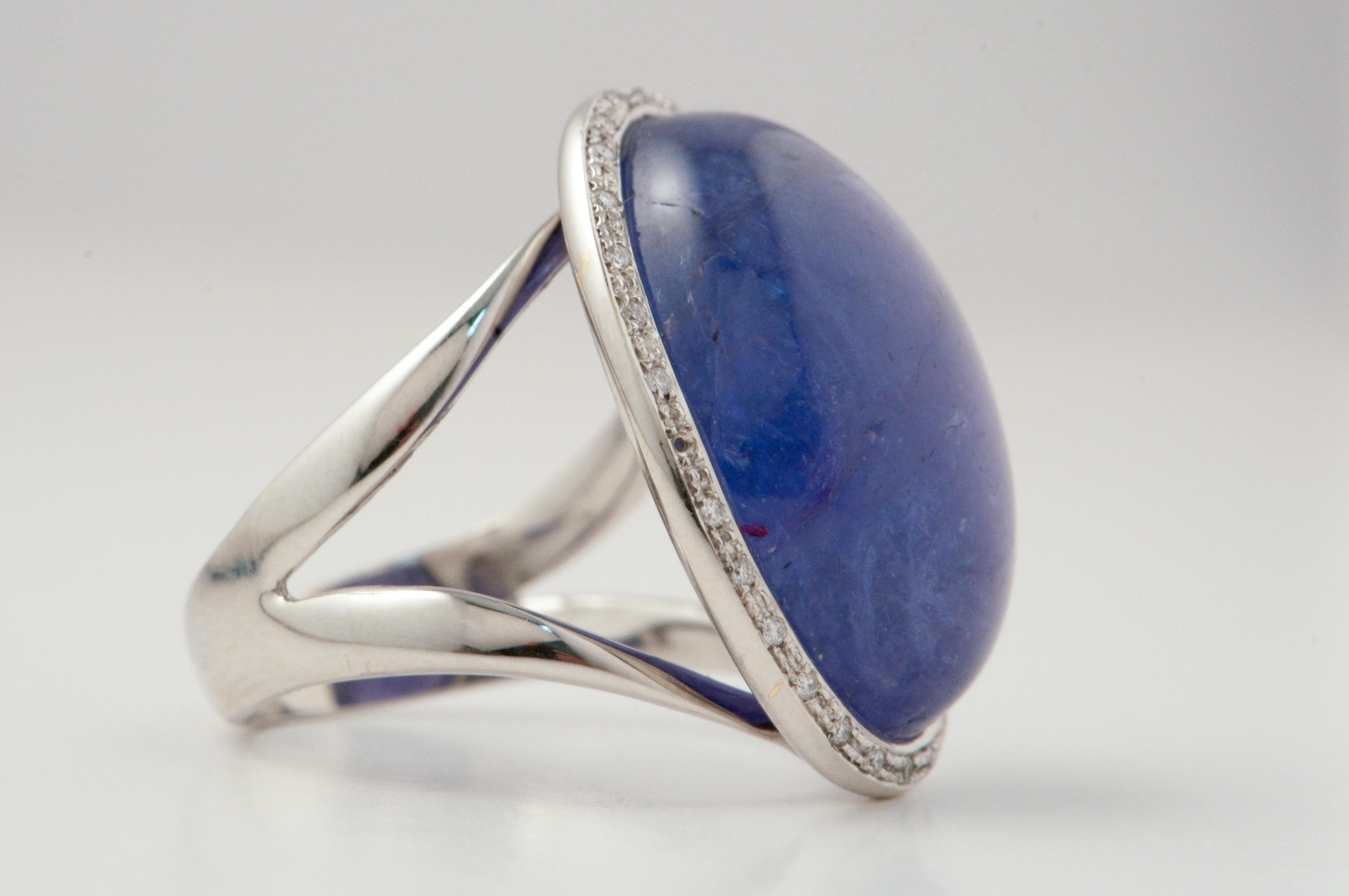 White Gold Ring with Tanzanite, Ornamented with Diamonds In New Condition In Vannes, FR