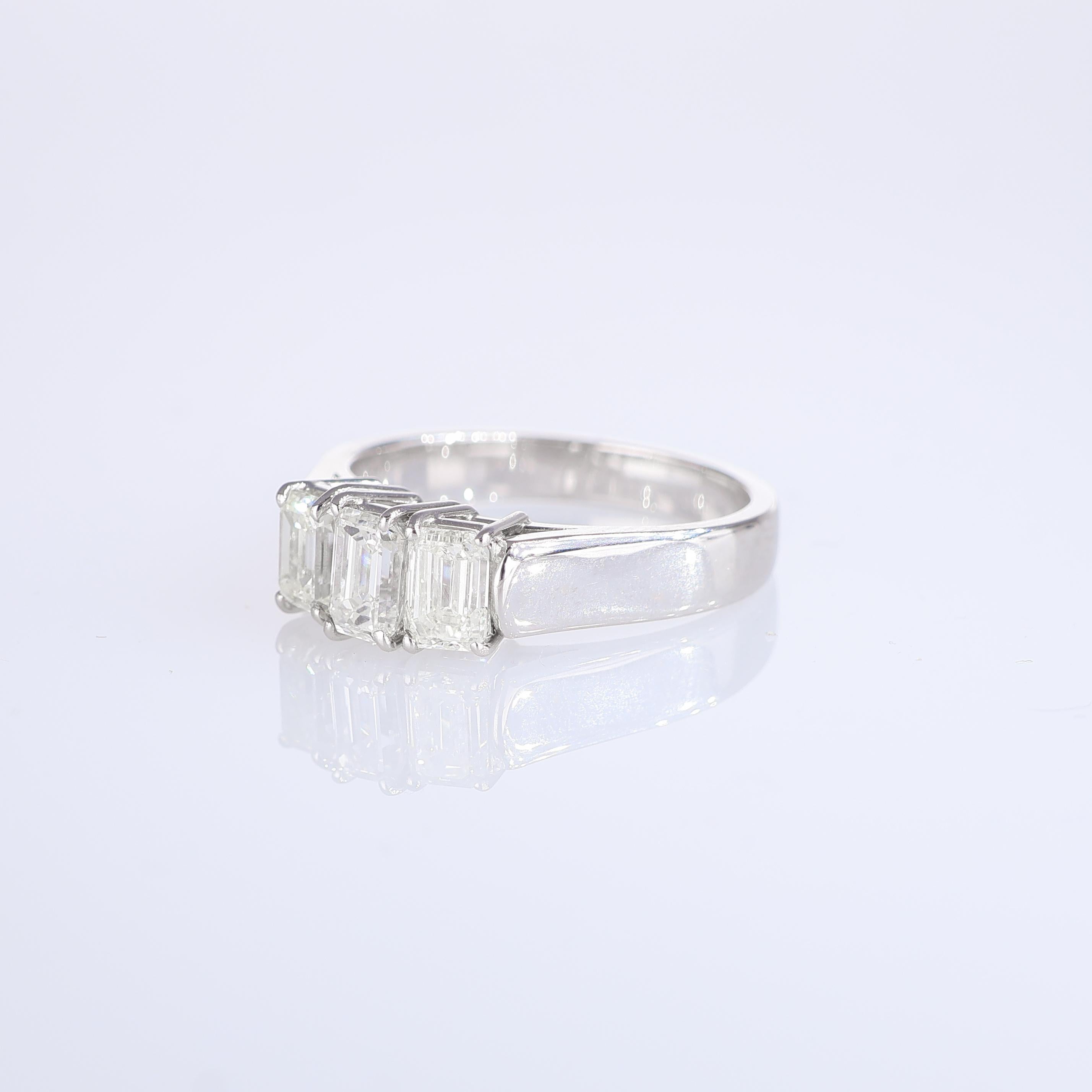 White Gold Ring with Three Emerald-Cut Diamonds In New Condition For Sale In Bergamo, BG