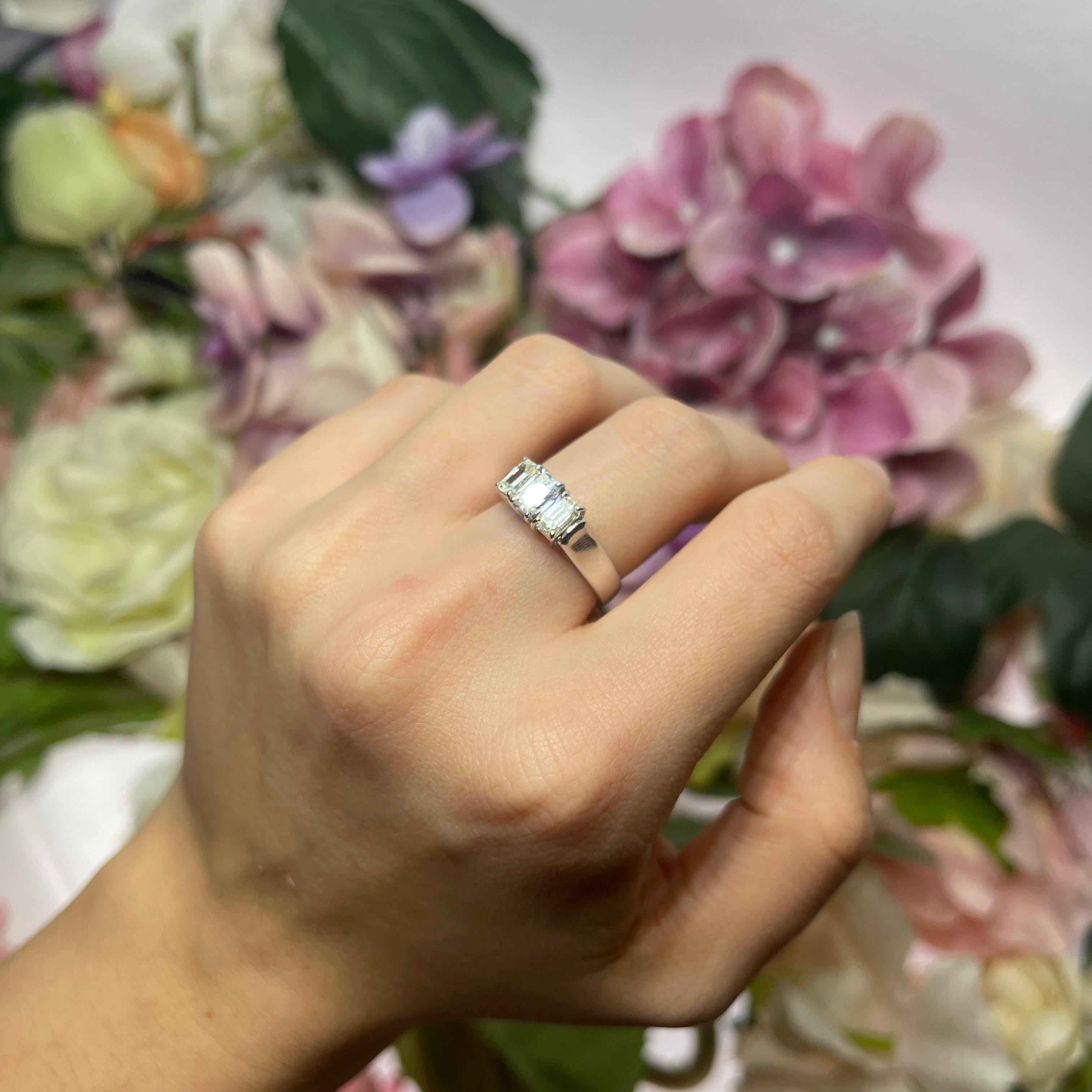 White Gold Ring with Three Emerald-Cut Diamonds For Sale 2