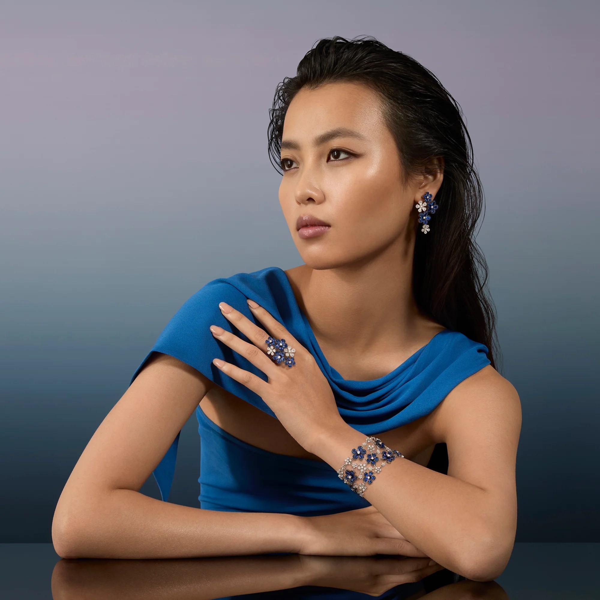 En vente :  Bague en or blanc avec diamants blancs et saphirs bleus 2