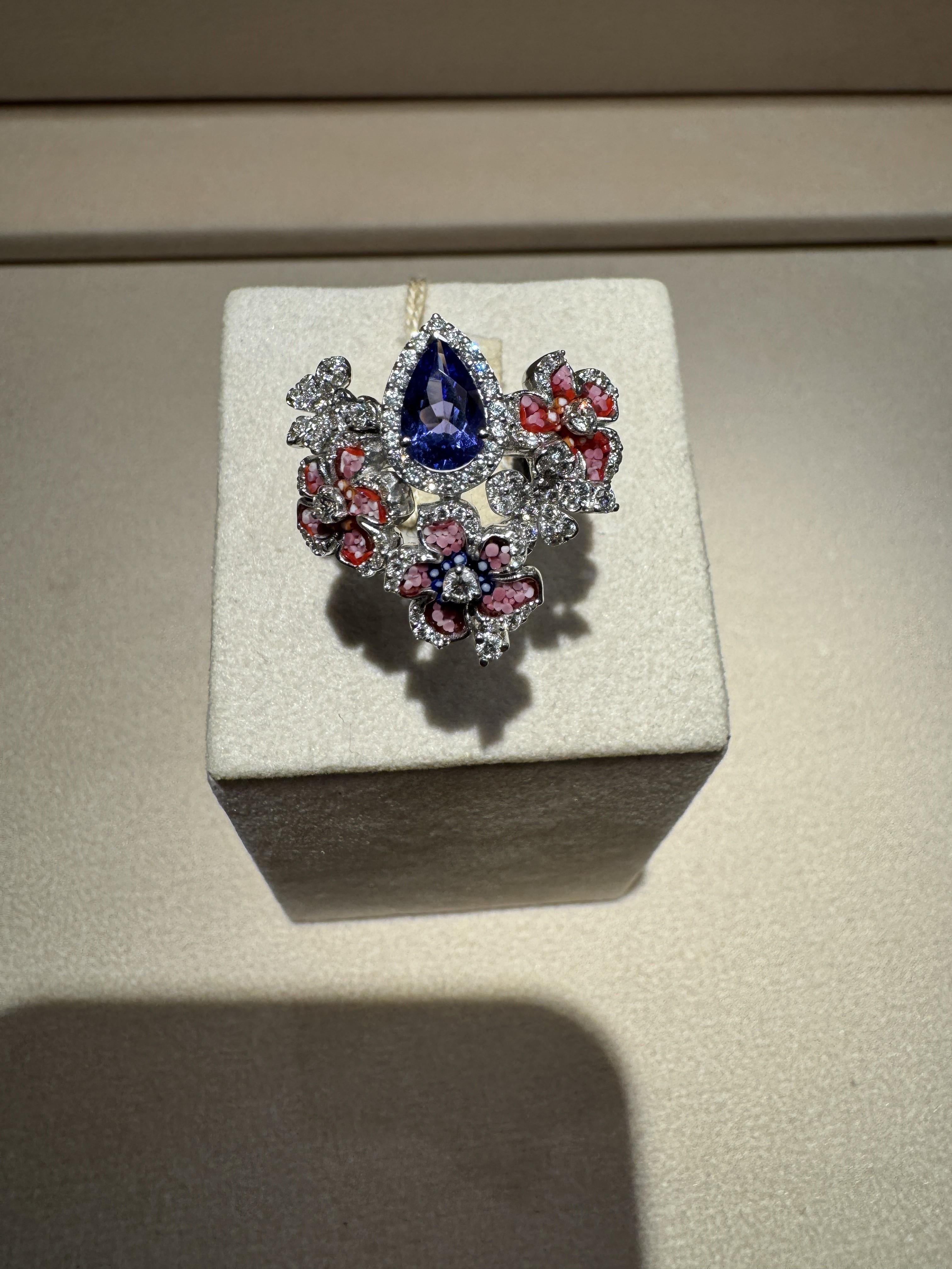 Ammira lo splendore della natura catturato in un'eterna fioritura con lo squisito anello Giardino.
Una maestosa tanzanite, che rispecchia l'indaco di un orizzonte crepuscolare, è circondata dalla brillantezza dei diamanti, evocando le prime luci