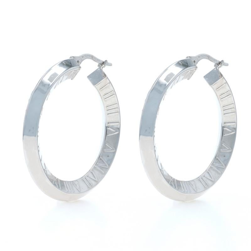 Contenuto del metallo: Oro bianco 14k

Stile: A cerchio
Tipo di chiusura: Chiusura a scatto
Tema: Numeri romani
Caratteristiche: Bordo a coltello

Misure

Altezza: 1 13/32