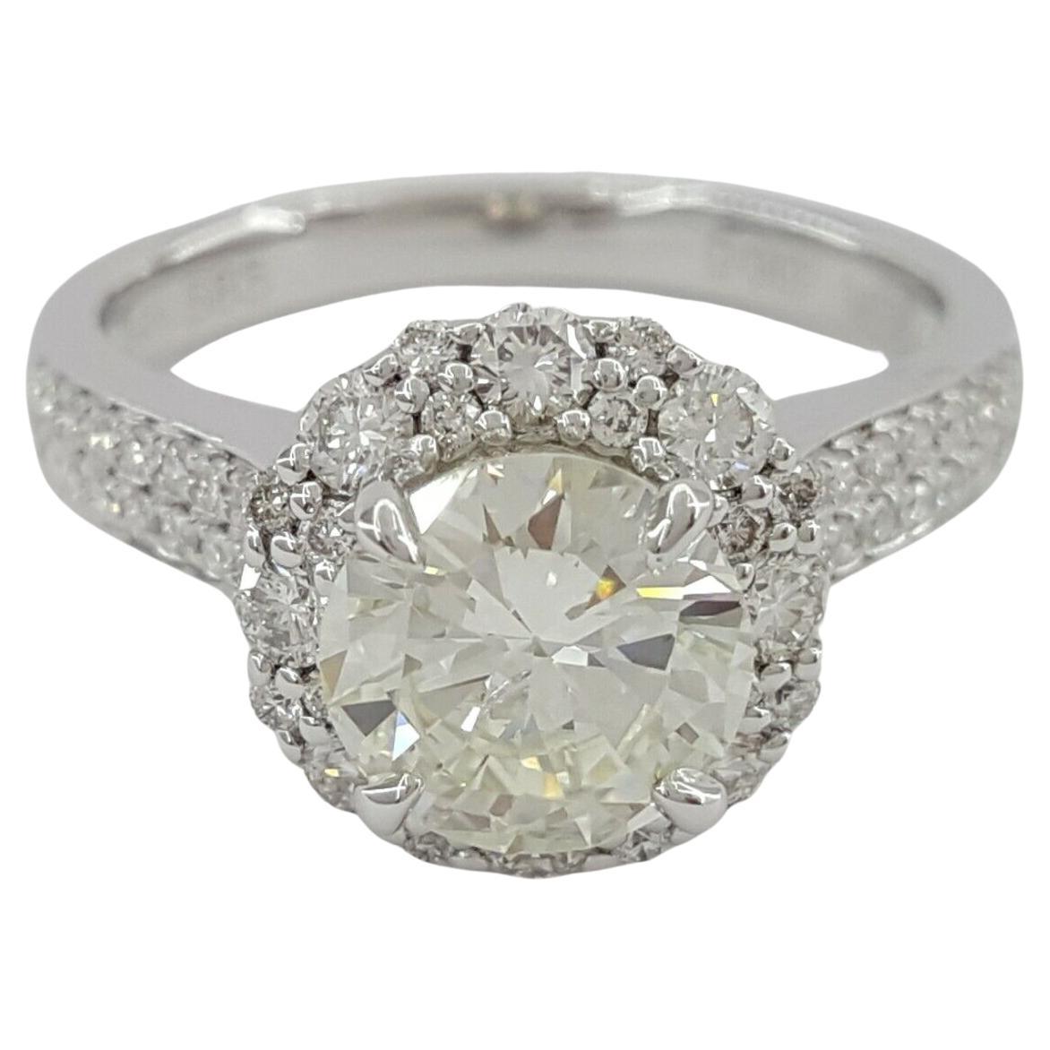 Taille ronde Bague de fiançailles en or blanc avec halo de diamants à taille ronde et brillante en vente