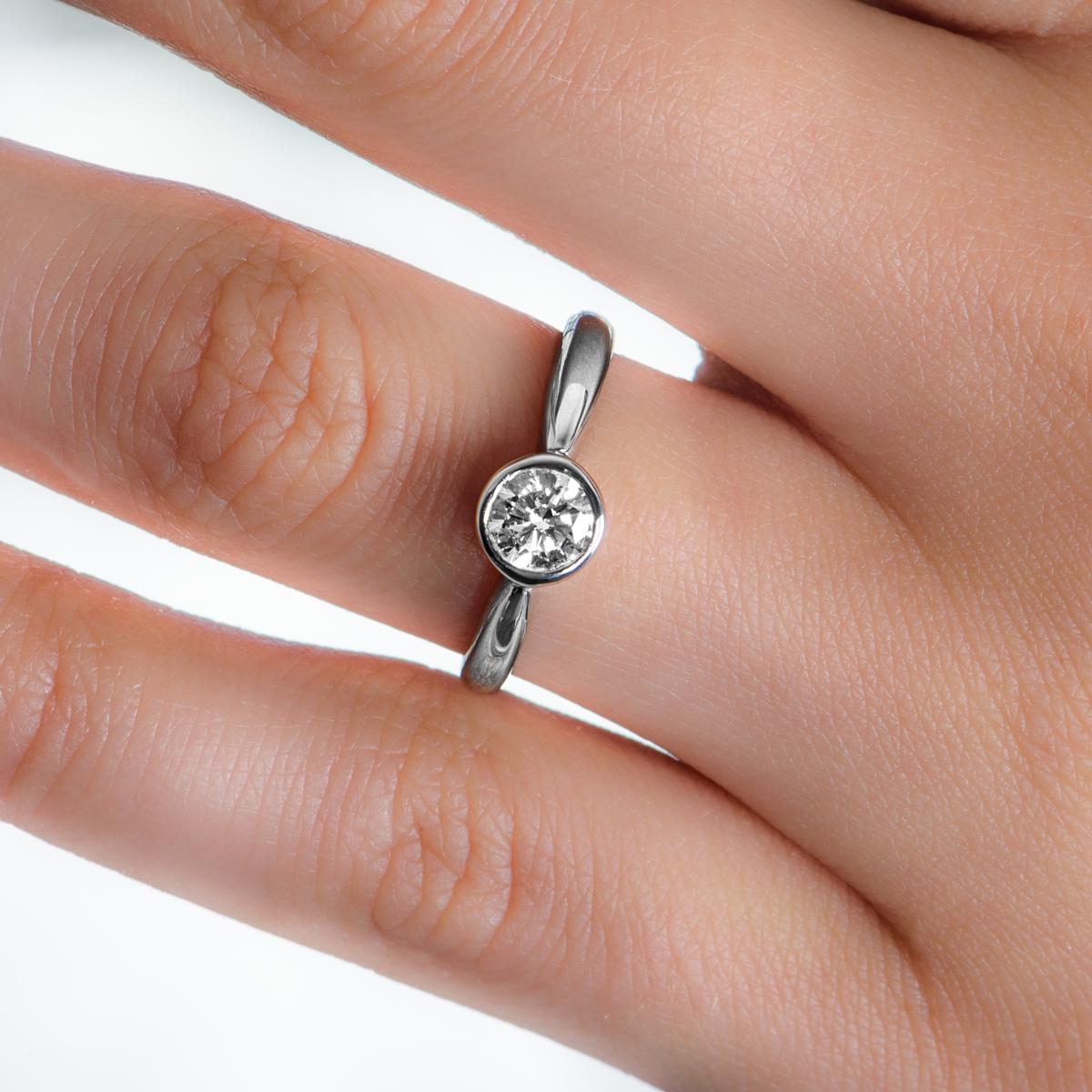 Women's White Gold Round Brilliant Cut Diamond Ring 0.50ct D/SI1 For Sale