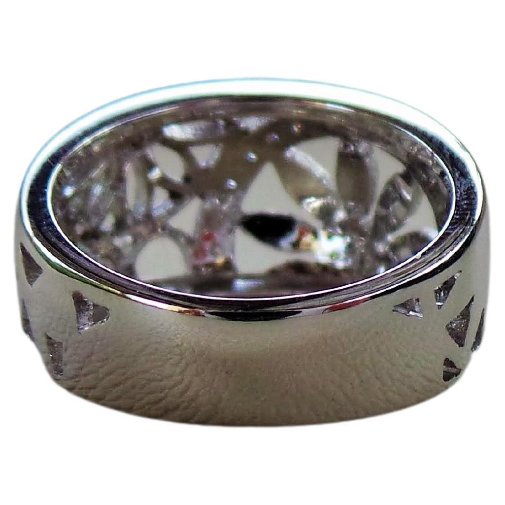 Andrea Macinai create a dedicated collection for band rings flowers designs with diamonds.
Beautifully feminine and full of sparkle, enhanced the floral design combined with the brilliance of diamonds.
Front width of about 1.1 cm in the center and