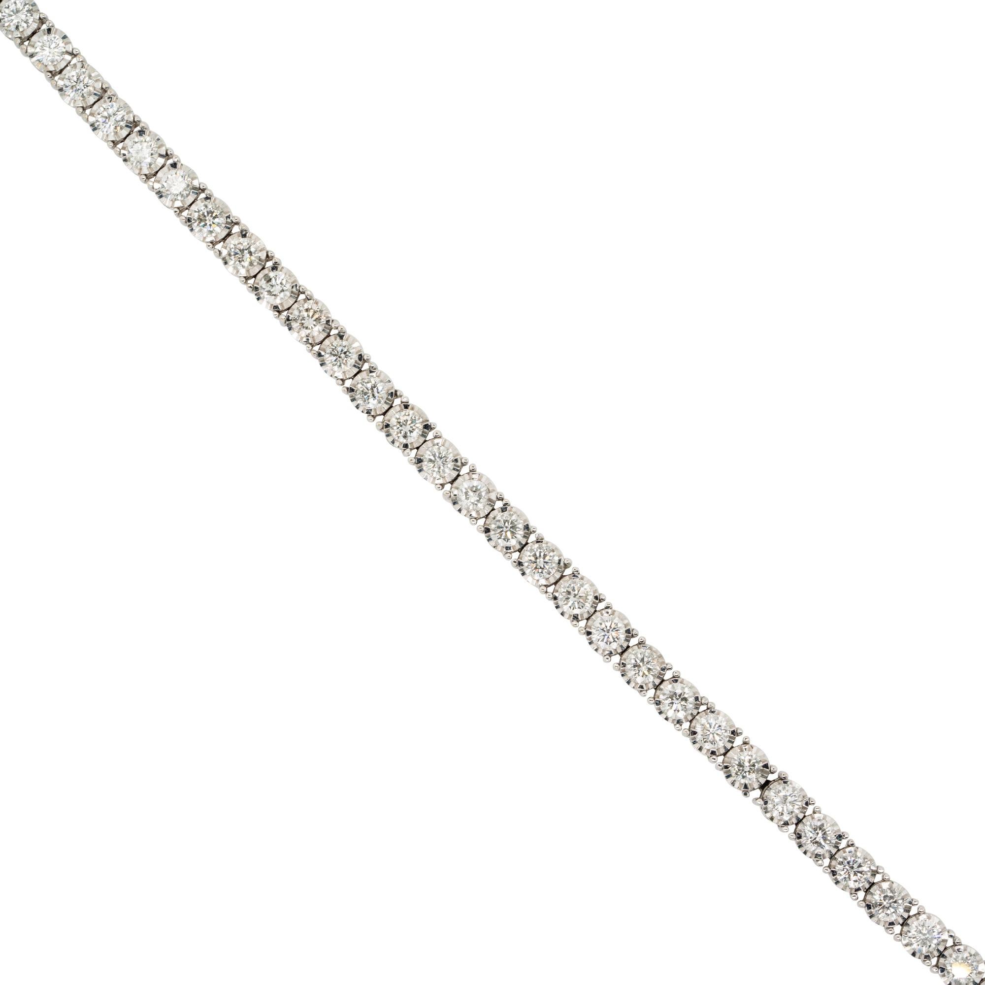 Material	14k Weißgold
Diamant Details	Ca. 5.00ctw rundgeschliffene Diamanten. Die Diamanten haben eine Farbe von G/H und eine Reinheit von VS.
Armband Abmessungen	7 Zoll in der Länge und 4mm breit
Gesamtgewicht	11.6g
Zusätzliche Details	Dieser