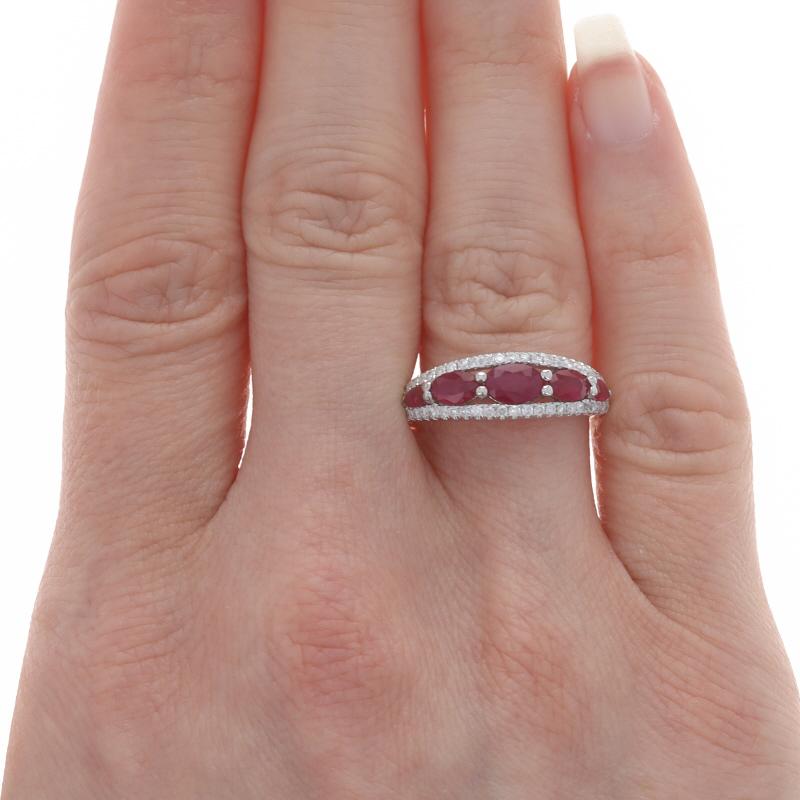 Weißgold Rubin & Diamant Band 14k Oval & Marq 1,86ctw abgestufte Fünf-Stein-Ring

Informationen zum Stein:
Natürliche Rubine
Behandlung: Heizung
Karat(e): 1.46ctw
Schliff: Oval & Marquise
Farbe: Rosa-rot

Natürliche Diamanten
Karat(e):