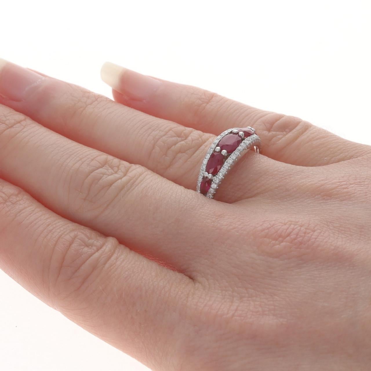 Weißgold Rubin & Diamantband 14k Oval & Marq 1,86ctw abgestufter Fünf-Stein-Ring im Zustand „Gut“ in Greensboro, NC