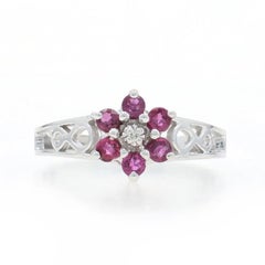 Bague Halo en or blanc avec rubis et diamants - 10k Round .37ctw Floral