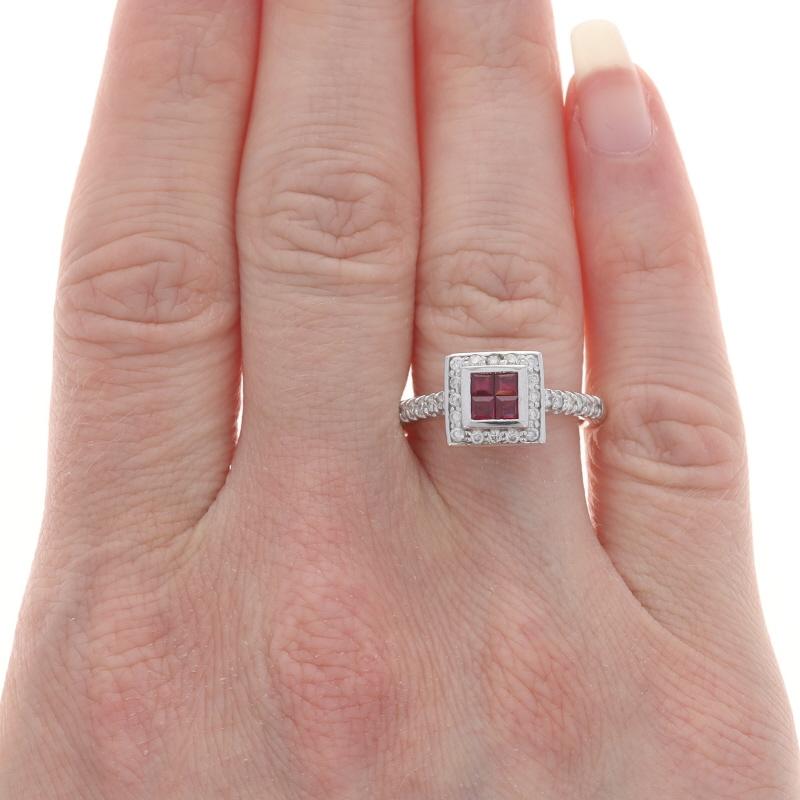 Taille carrée Bague Halo en or blanc avec diamant et rubis - 14k Square .74ctw Engagement en vente