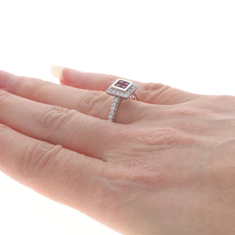 Bague Halo en or blanc avec diamant et rubis - 14k Square .74ctw Engagement Pour femmes en vente