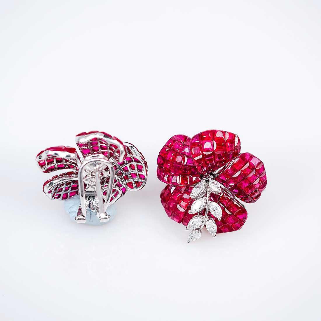 Moderne Boucles d'oreilles fleur en or blanc avec rubis et diamants en vente