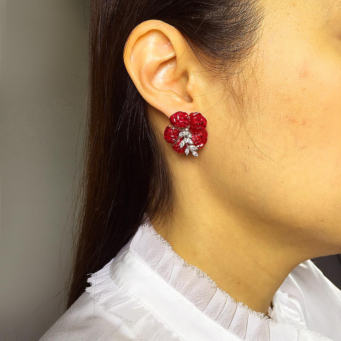 Boucles d'oreilles fleur en or blanc avec rubis et diamants Neuf - En vente à Bangkok, TH