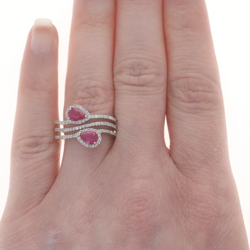 Taglio a goccia Anello con diamante e rubino in oro bianco - 14k Pear 1.13ctw Two-Stone Halo in vendita